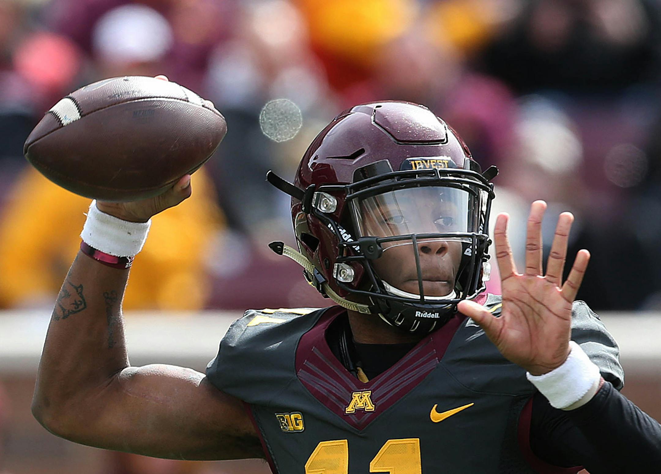 White team quarterback Demry Croft looked for an open man.] JIM GEHRZ &#xef; james.gehrz@startribune.com / Minneapolis, MN / April 9, 2016 /12:30 PM &#xf1; BACKGROUND INFORMATION: Annual Gophers spring football game at TCF Bank Stadium. Gold won the game, 19-7.