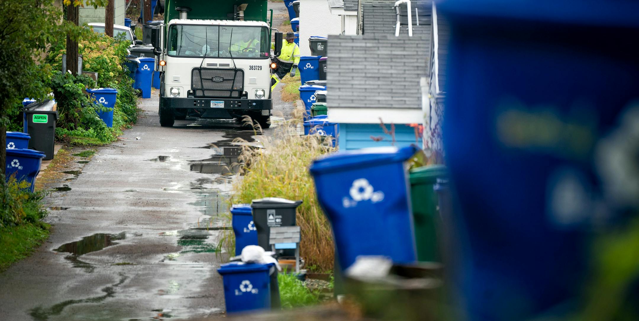 Waste Management worker Daniel Westerhaus collected trash from the alleys of the Snelling Hamline neighborhood of St Paul's yellow zone on the first day of organized trash collection. ] GLEN STUBBE • glen.stubbe@startribune.com Monday, October 1, 2018 St. Paul has begun its organized trash collection, a dramatic shift in how the city collects its waste. Scattered reports of residents using the wrong bins, but so far no major snafus. What's Happening at this time: Organized trash collectio