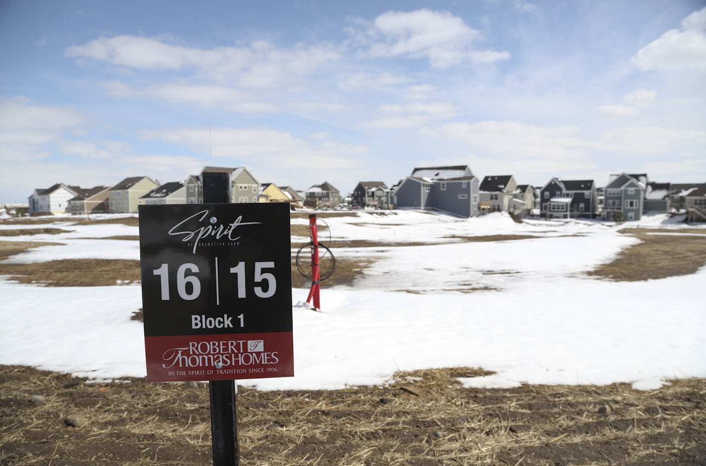 An open lot with the backdrop of completed homes at the Spirit of Brandtjen Farm development in Lakeville Min., Tuesday, April 23, 2013. ] (KYNDELL HARKNESS/STAR TRIBUNE) kyndell.harkness@startribune.com