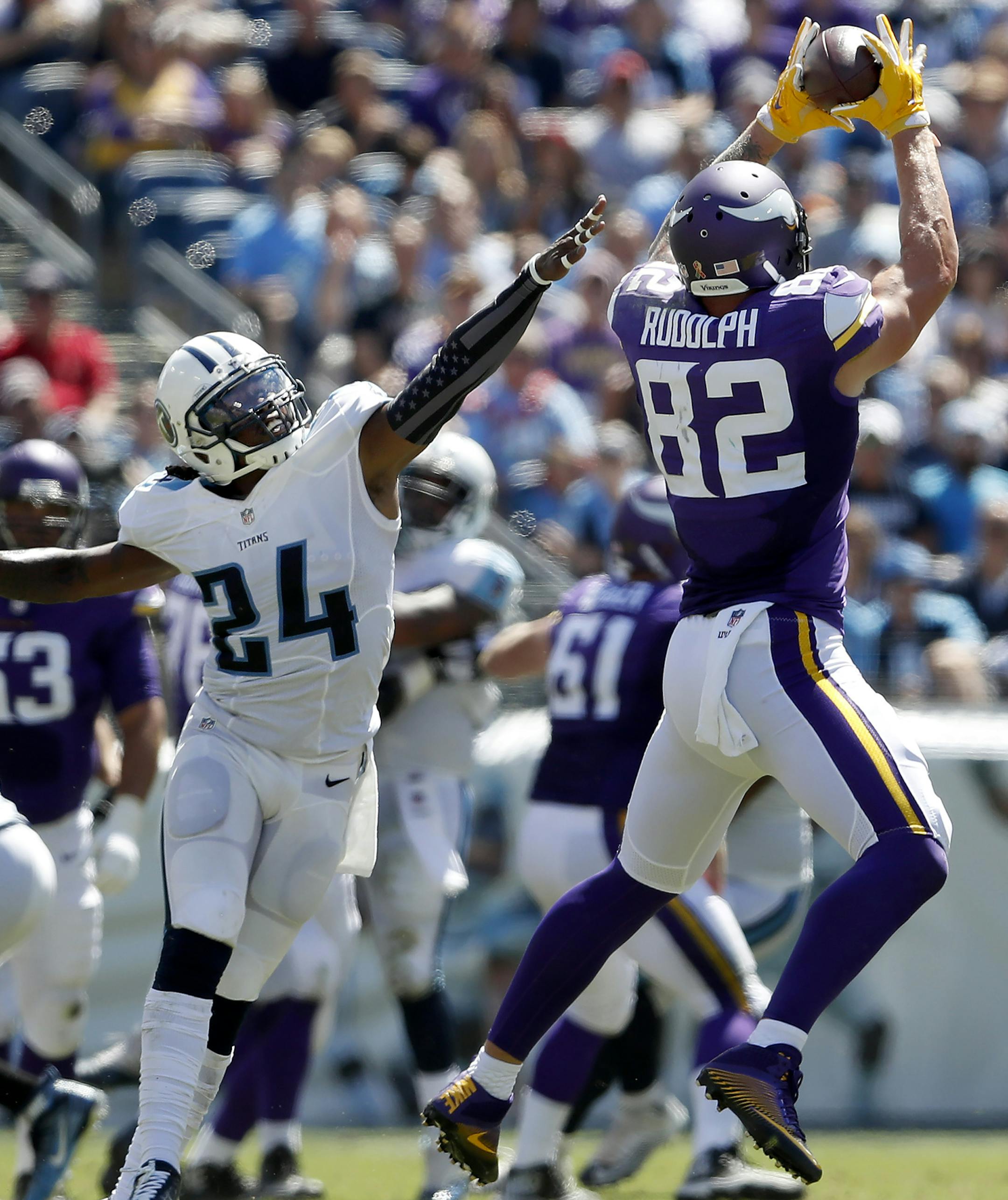 Kyle Rudolph caught a pass while defended by Cody Riggs (24) in the second quarter. ] CARLOS GONZALEZ cgonzalez@startribune.com - September 11, 2016, Nashville, TN, Nissan Stadium, NFL, Minnesota Vikings vs. Tennessee Titans