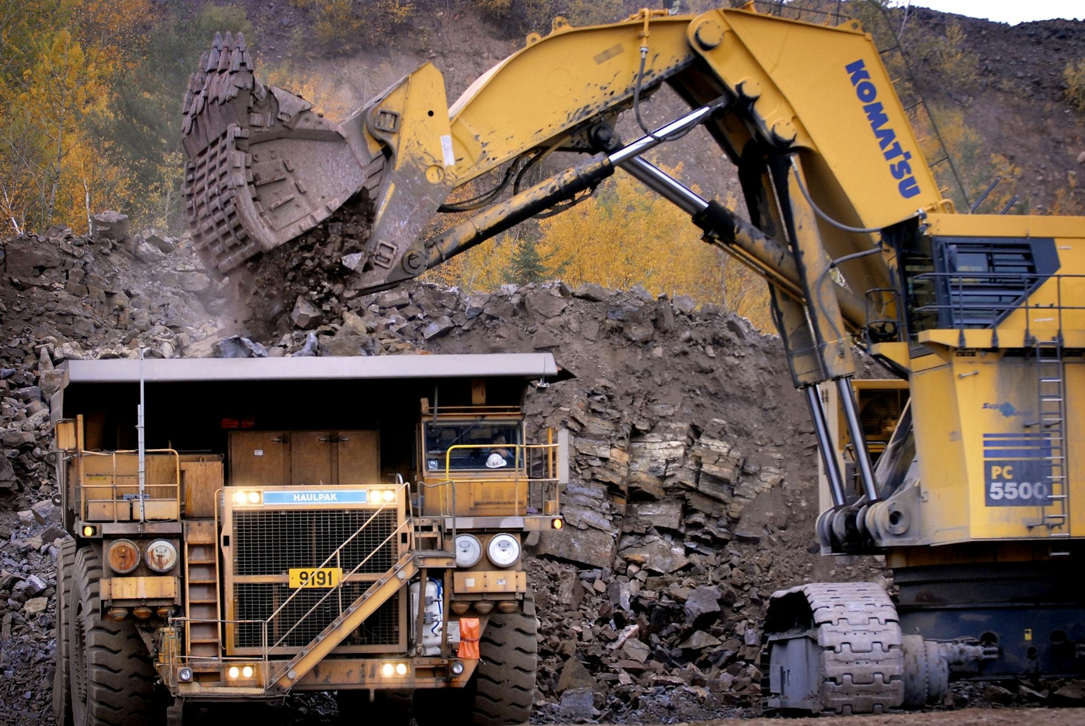 GLEN STUBBE � gstubbe@startribune.com MONDAY, October 2, 2006 -- Eveleth, Minn. -- A hydraulic shovel scrapes up 50 tons at a time of taconite ore chunks and dumps it into a 240 ton dump truck at United Taconite.