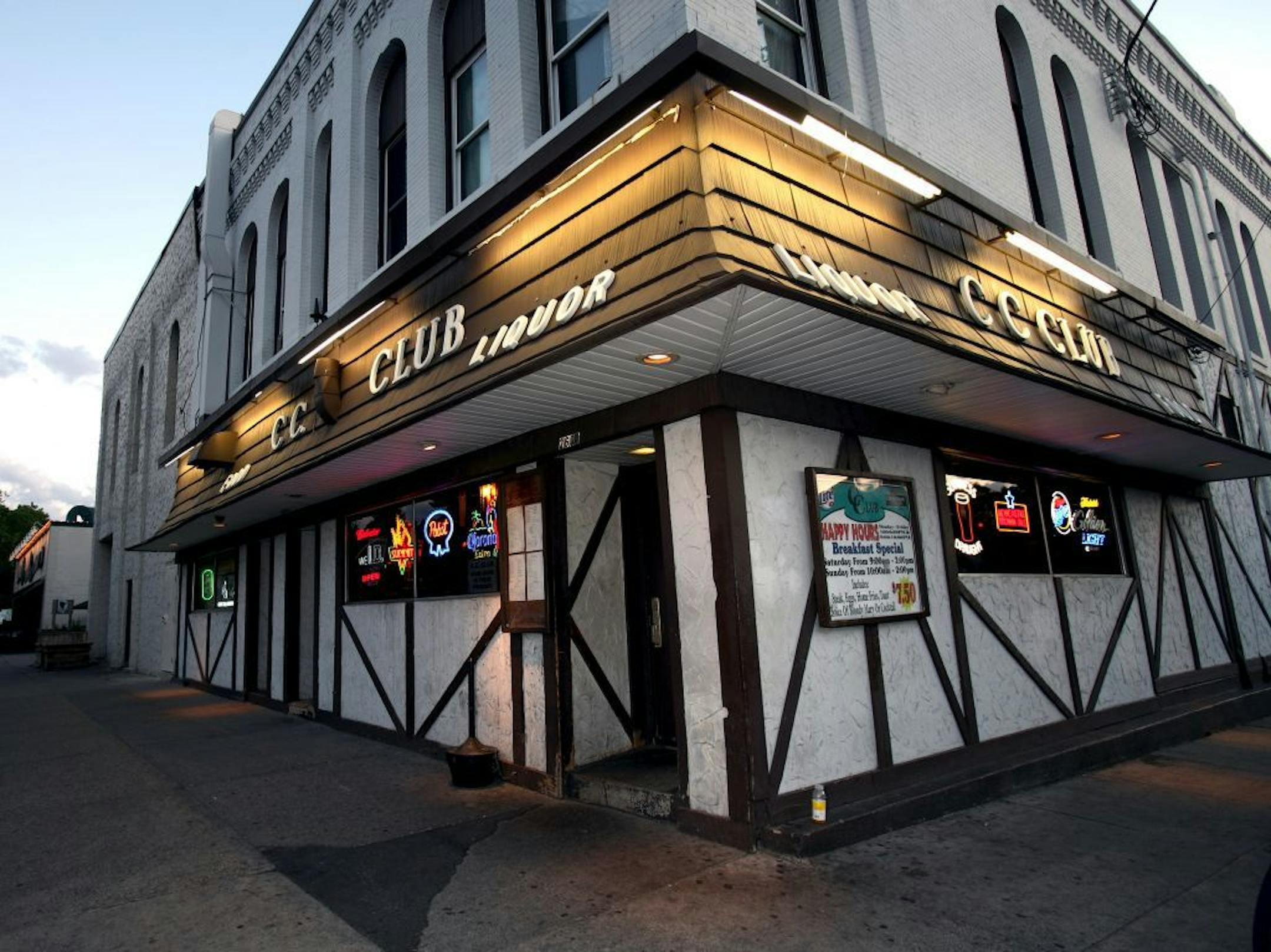 TOM WALLACE � twallace@startribune.com Assign:#111716 SLUG: list07xx.#111716 Neighborhood bar best of starts with the CC Club on 26th and Lyndale.