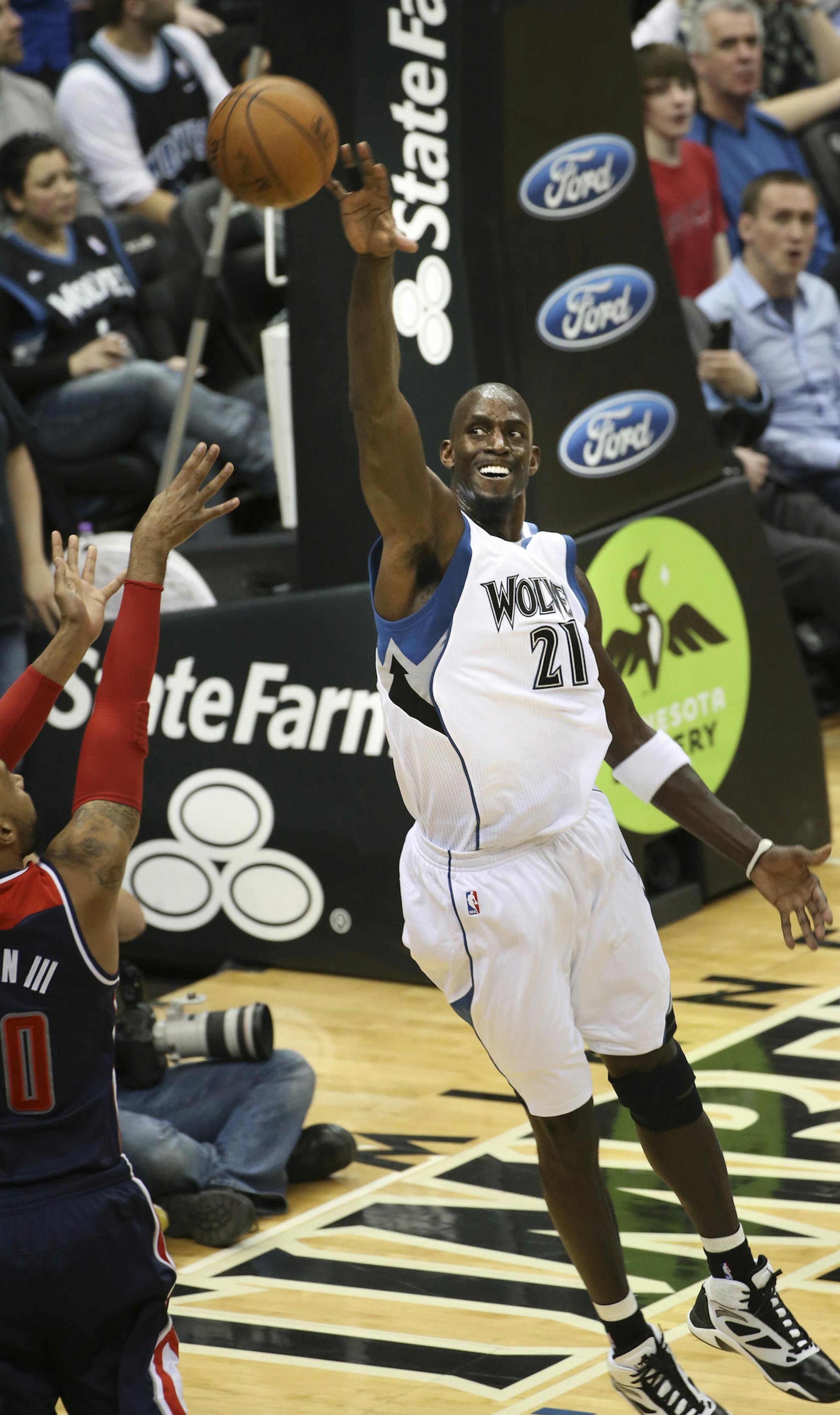 Minnesota Timberwolves forward Kevin Garnett (21) blocked a shot by Washington Wizards forward Drew Gooden (90) in the last seconds of the first half at the Target Center on Wednesday, February 25, 2015 in Minneapolis, Minn. ] RENEE JONES SCHNEIDER • reneejones@startribune.com
