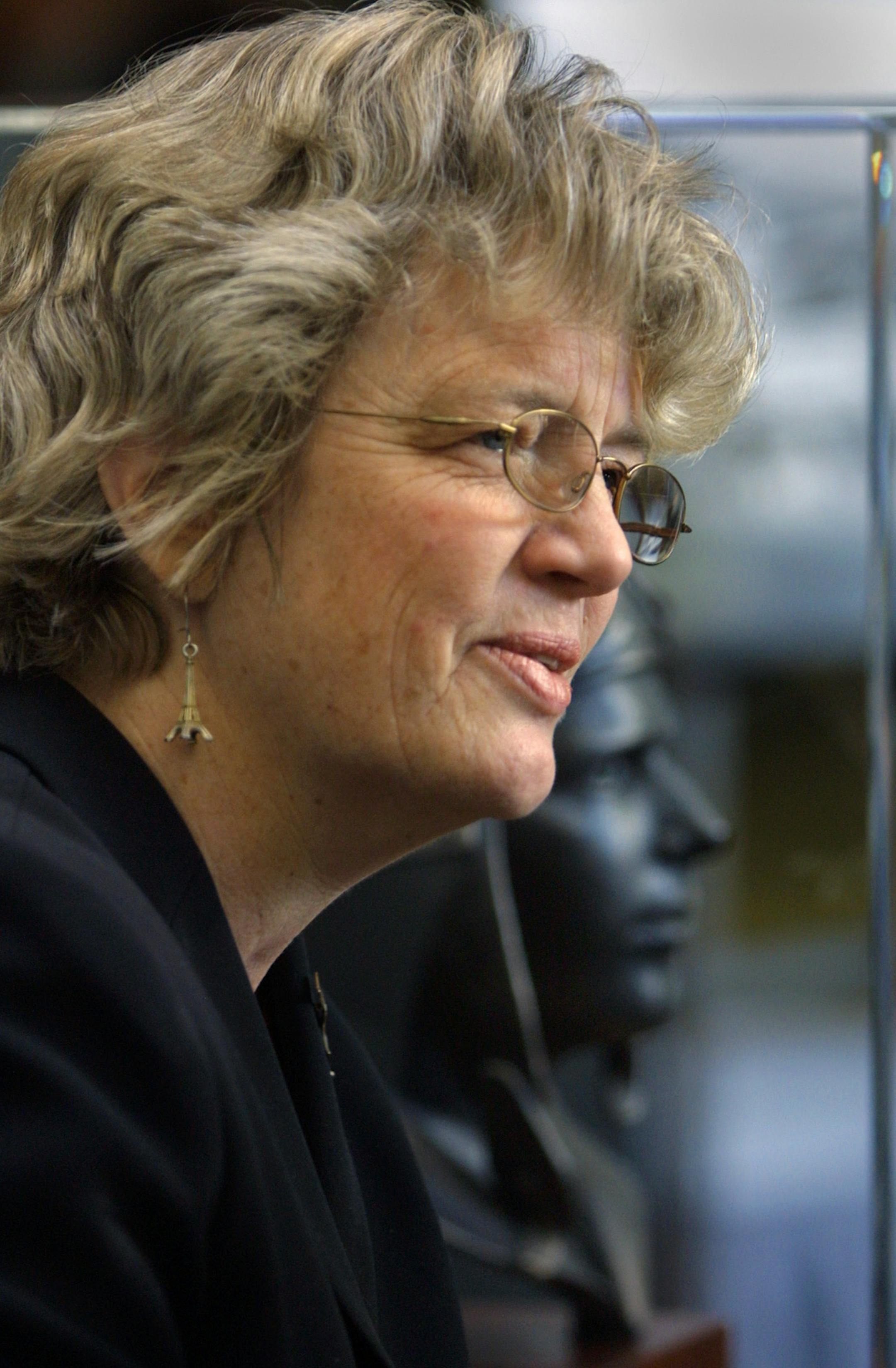 Reeve Lindbergh, the youngest daughter of aviator Charles Lindbergh, unveiled a bronze bust of her late father ( by sculptor Don F. Wiegand ) at a 100th birthday celebration in the Lindbergh terminal at Minneapolis-St. Paul International Airport.