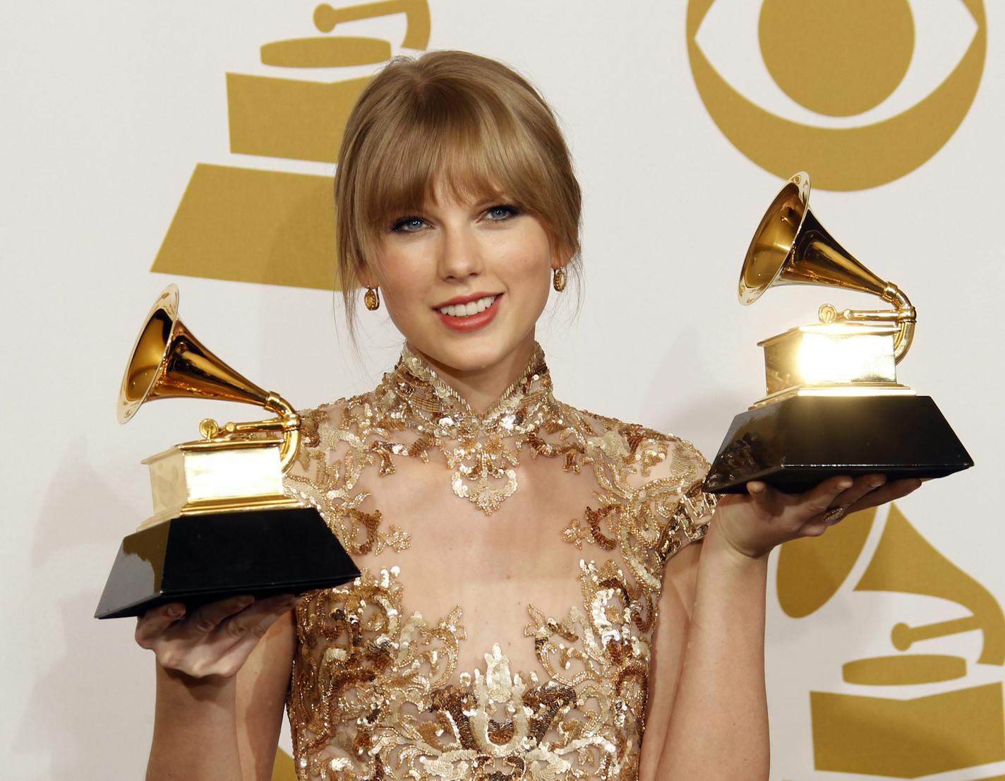 Taylor Swift with her awards at the 54th Annual Grammy Awards at the Staples Center in Los Angeles, California, on Sunday, February 12, 2012. (Allen J. Schaben/Los Angeles Times/MCT) ORG XMIT: MIN2013090412545636