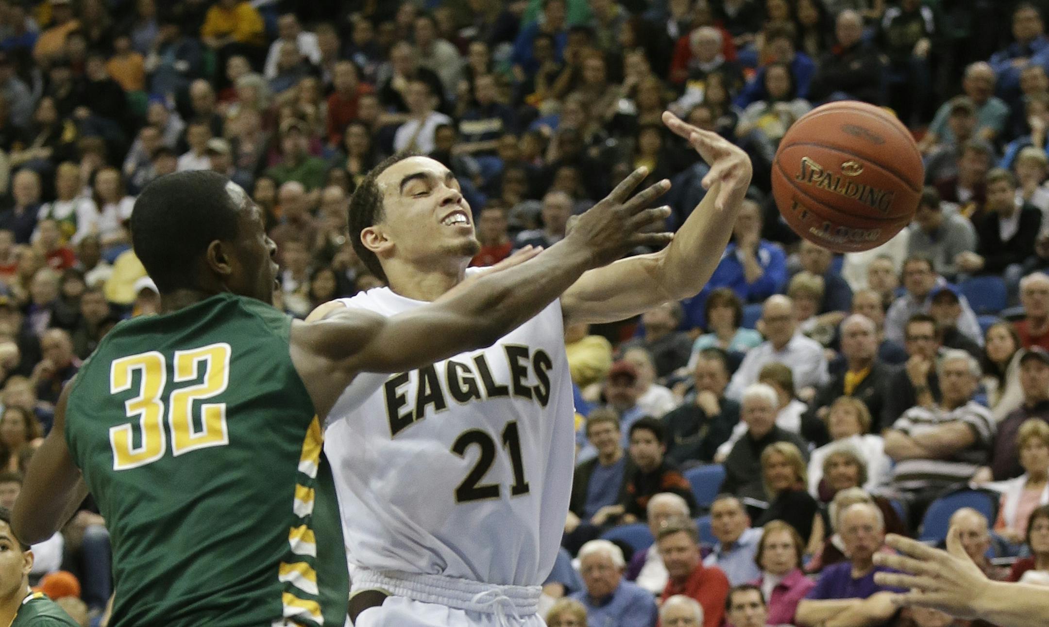 Apple Valley point guard Tyus Jones (21)
