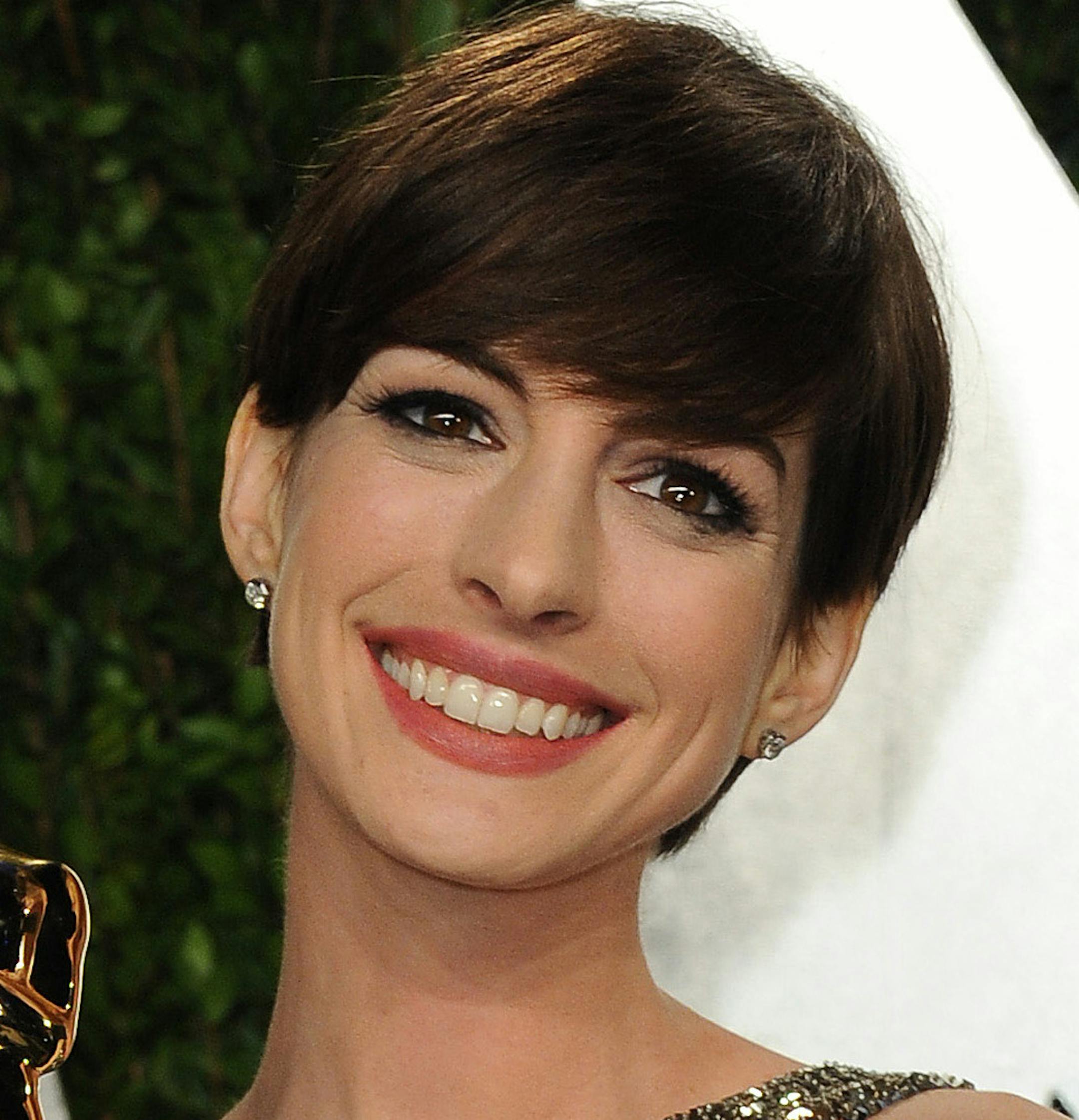 Actress Anne Hathaway arrives at the 2013 Vanity Fair Oscars Viewing and After Party on Sunday, Feb. 24 2013 at the Sunset Plaza Hotel in West Hollywood, Calif. (Photo by Jordan Strauss/Invision/AP) ORG XMIT: MIN2013041009070606