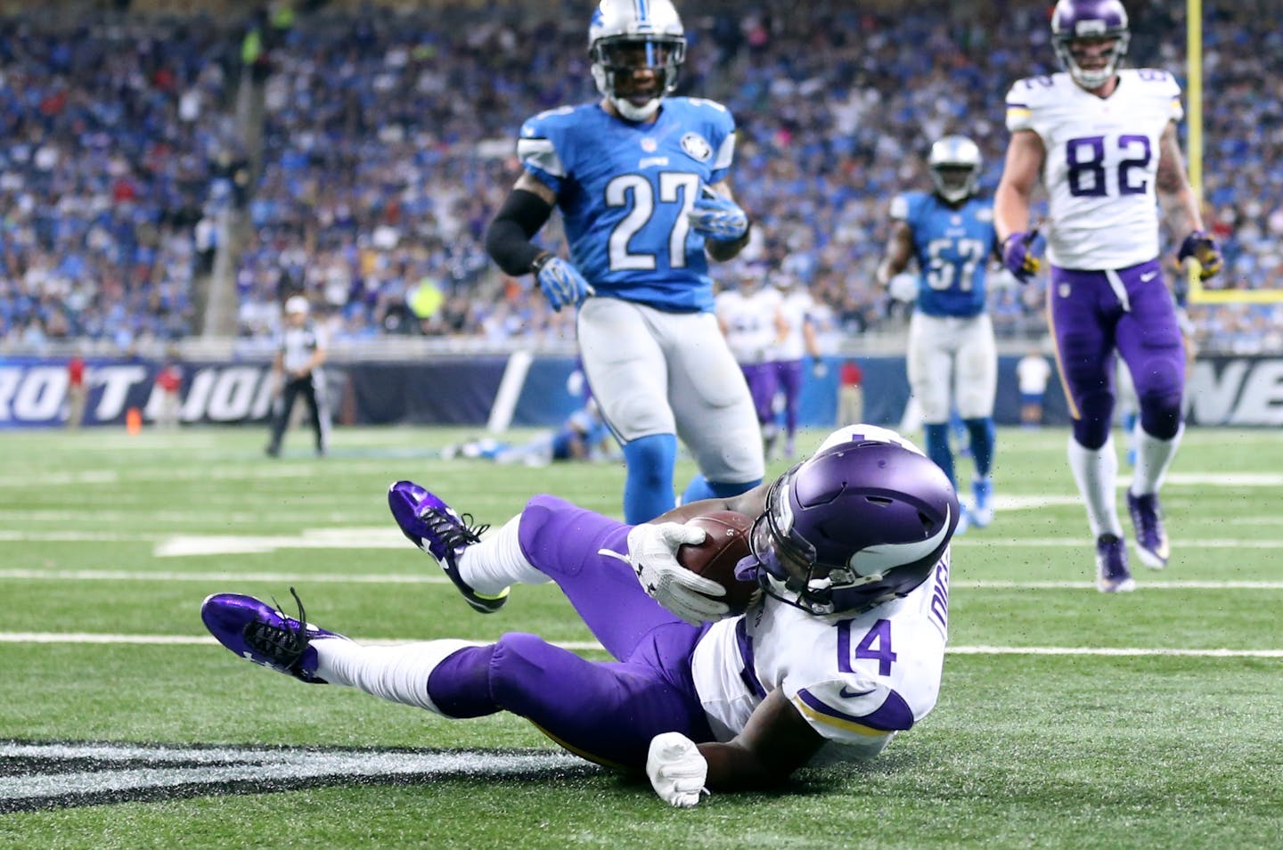 Minnesota Vikings wide receiver Stefon Diggs (14) score on a 35 yard reception in the third quarter at Ford Field Sunday October 25, 2015 in Detroit, MI.