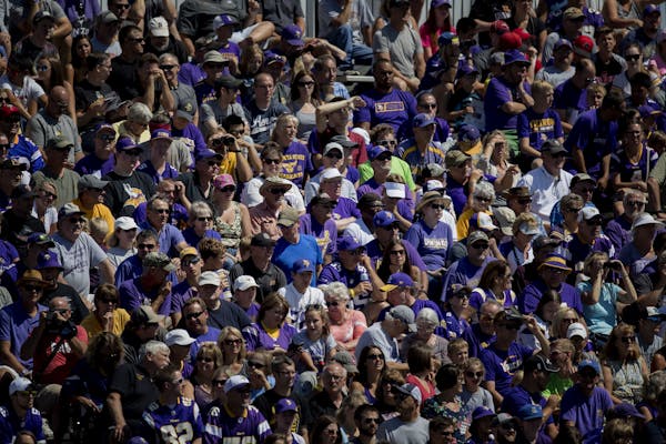 Fans watched the Minnesota Vikings afternoon practice on Friday.