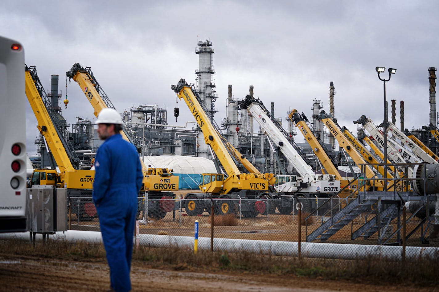 Flint Hills in Rosemount, one of the Midwest's largest oil refineries, is finishing up on several major construction/renovation projects totaling more than $500 million. ] GLEN STUBBE &#x2022; glen.stubbe@startribune.com Thursday, November 21, 2019 Flint HIlls in Rosemount, one of the Midwest's largest oil refineries, is finishing up on several major construction/renvoation projects totalling more than $500 million.