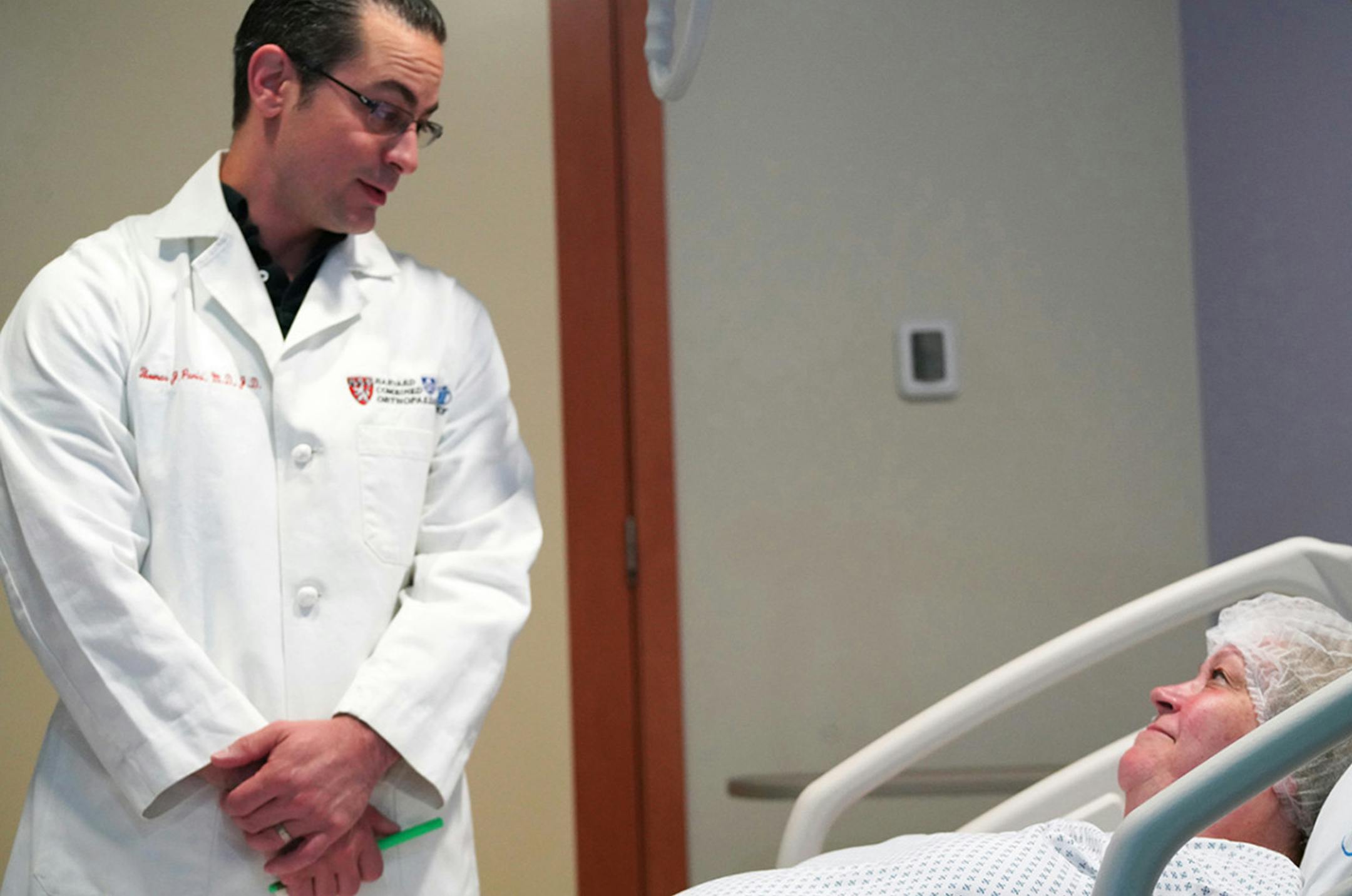 Donna Ferguson had no contact with Milwaukee surgeon Dr. Thomas Parisi before meeting him in Cancún the day before he performed her knee replacement surgery. (Rocco Saint-Mleux for Kaiser Health News/TNS)