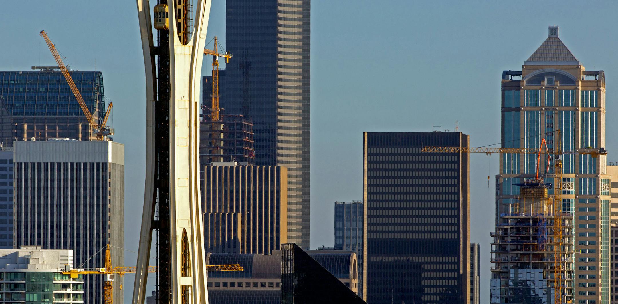 The Space Needle looks surrounded by construction cranes in this view of downtown Seattle taken from Kerry Park on Queen Anne Hill. (Ellen M. Banner/Seattle Times/TNS) ORG XMIT: 1232761