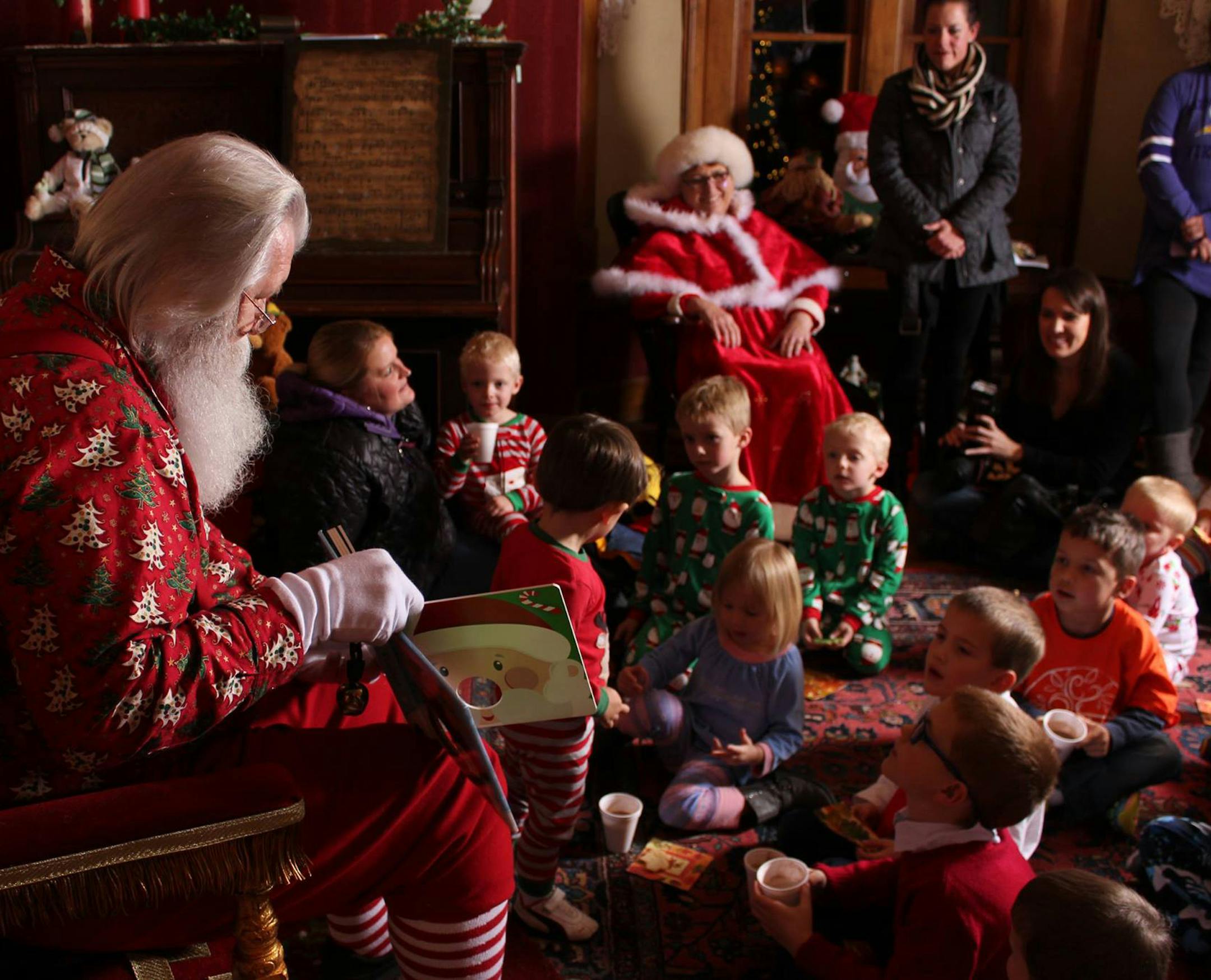 Santa's North Pole Experience Storytime at Santa's North Pole Experience in Eden Prairie. ORG XMIT: w7jubhGhf07UUzgH2MA_