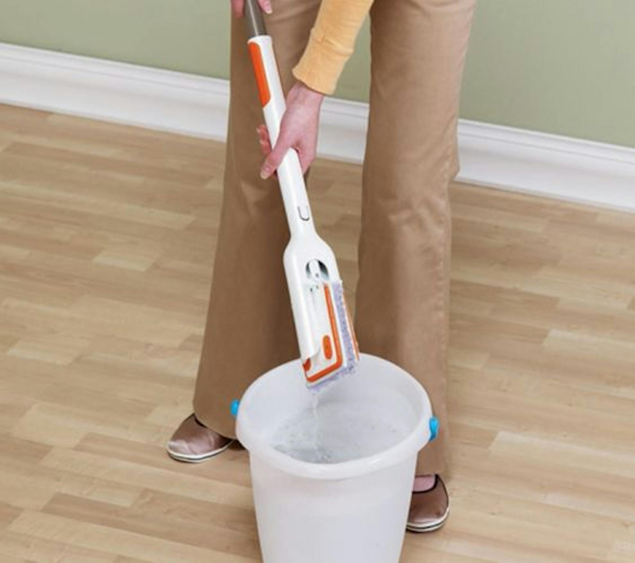 The Bissell microfiber lightweight mop features a jointed handle, which allows easy cleaning under furniture, a foldable mop head, versatility to use for damp mopping, dusting, or with disposable cloths.