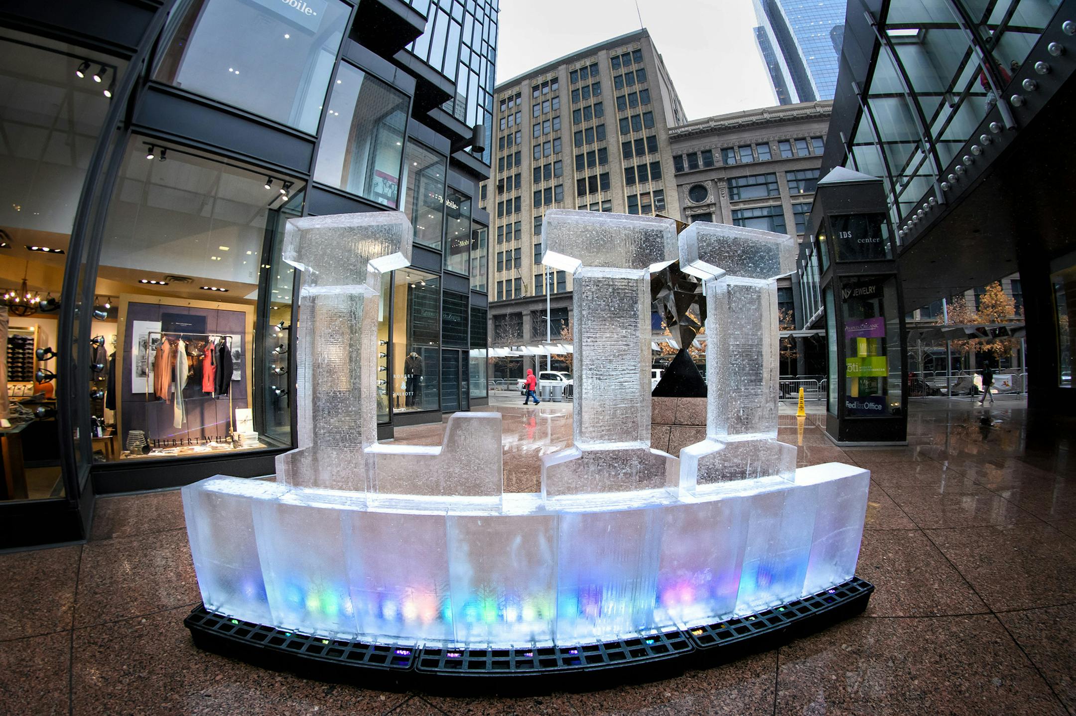 A Superbowl LII ice sculpture outside the IDS Crystal Court 100 days before the Super Bowl . ] GLEN STUBBE • glen.stubbe@startribune.com Friday, October 27, 2017 A press conference and general hoopla event marking 100 days until Super Bowl LII here in Minneapolis was held in the IDS Crystal Court with an ice sculpture outside. ORG XMIT: MIN1710271300546398