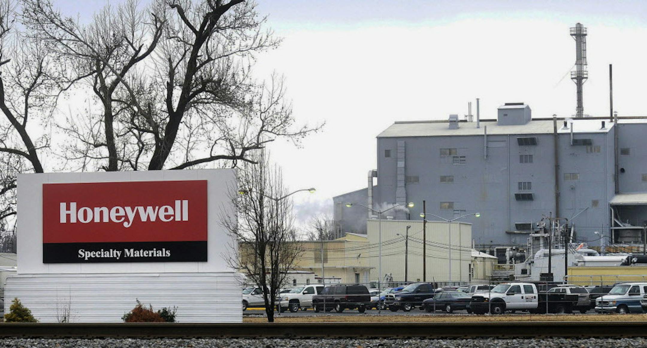 FILE - This Jan. 18, 2011, file photo, shows the Honeywell Specialty Materials plant in Metropolis, Ill. Honeywell is spinning business worth more than $7 billion, but holding on to its lucrative defense and aerospace division, the company said Tuesday, Oct. 10, 2017. (Steve Jahnke/The Southern Illinoisan via AP, File)
