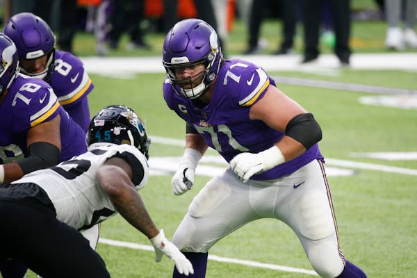 Minnesota Vikings offensive tackle Riley Reiff (71) looks to make a block during the second half of an NFL football game against the Jacksonville Jagu