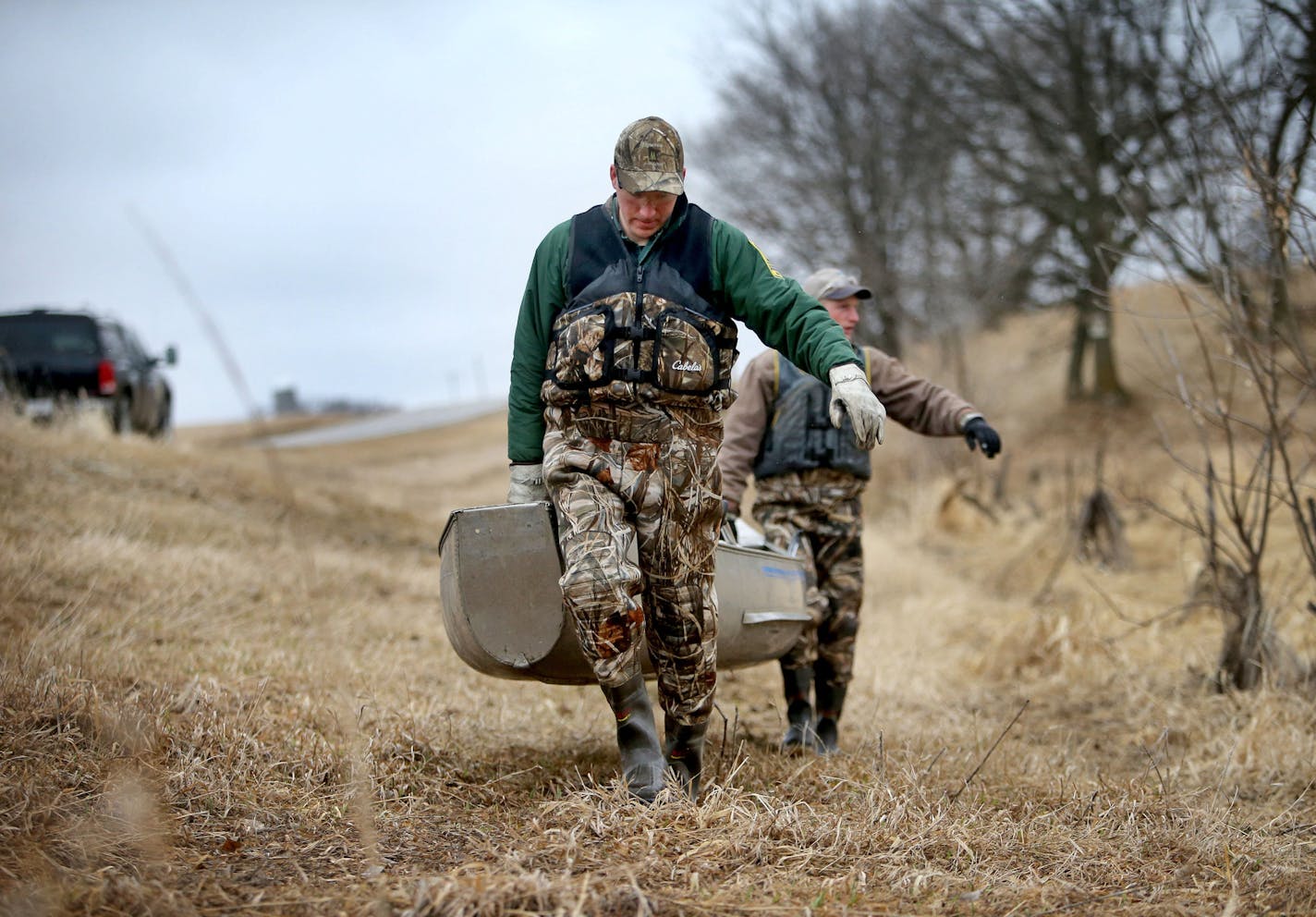 Nick Snavely, DNR assistant wildlife manager, front, and Peter Barash, Minnesota DNR wildlife lake specialist, prepare to launch a canoe into the Sauk River near New Munich, MN, Thursday, April 9, 2010, in search of waterfowl droppings, hoping to find a link to a bird flu that is sweeping through turkey-producing country.](DAVID JOLES/STARTRIBINE)djoles@startribune.com DNR officials scour the banks of the Sauk River for waterfowl droppings, hoping to find a link to a bird flu that is sweeping th