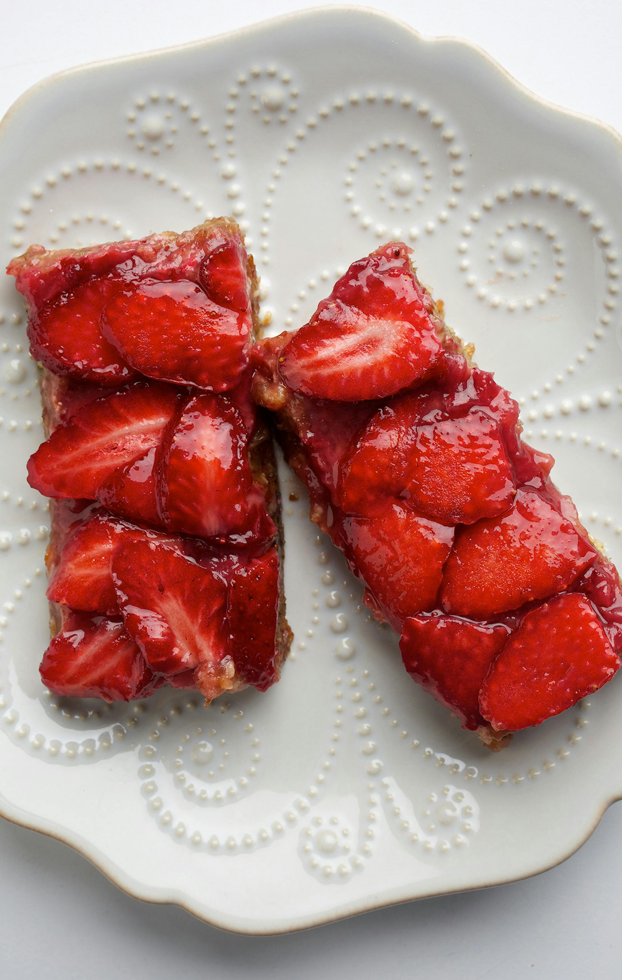 No-Bake Oat Bars With Strawberries. Illustrates FOOD-HEALTHY (category d), by Bonnie S. Benwick (c) 2015, The Washington Post. Moved Wednesday, Jan. 14, 2015. (MUST CREDIT: Photo for The Washington Post by Deb Lindsey)