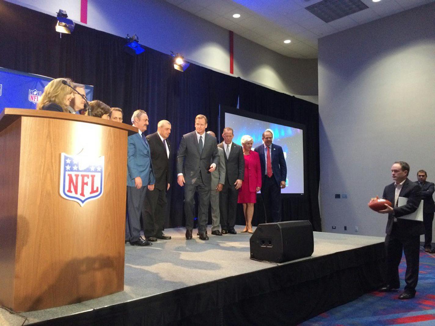 Minnesota officials took the handoff in Houston Monday morning for Super Bowl LII next February.