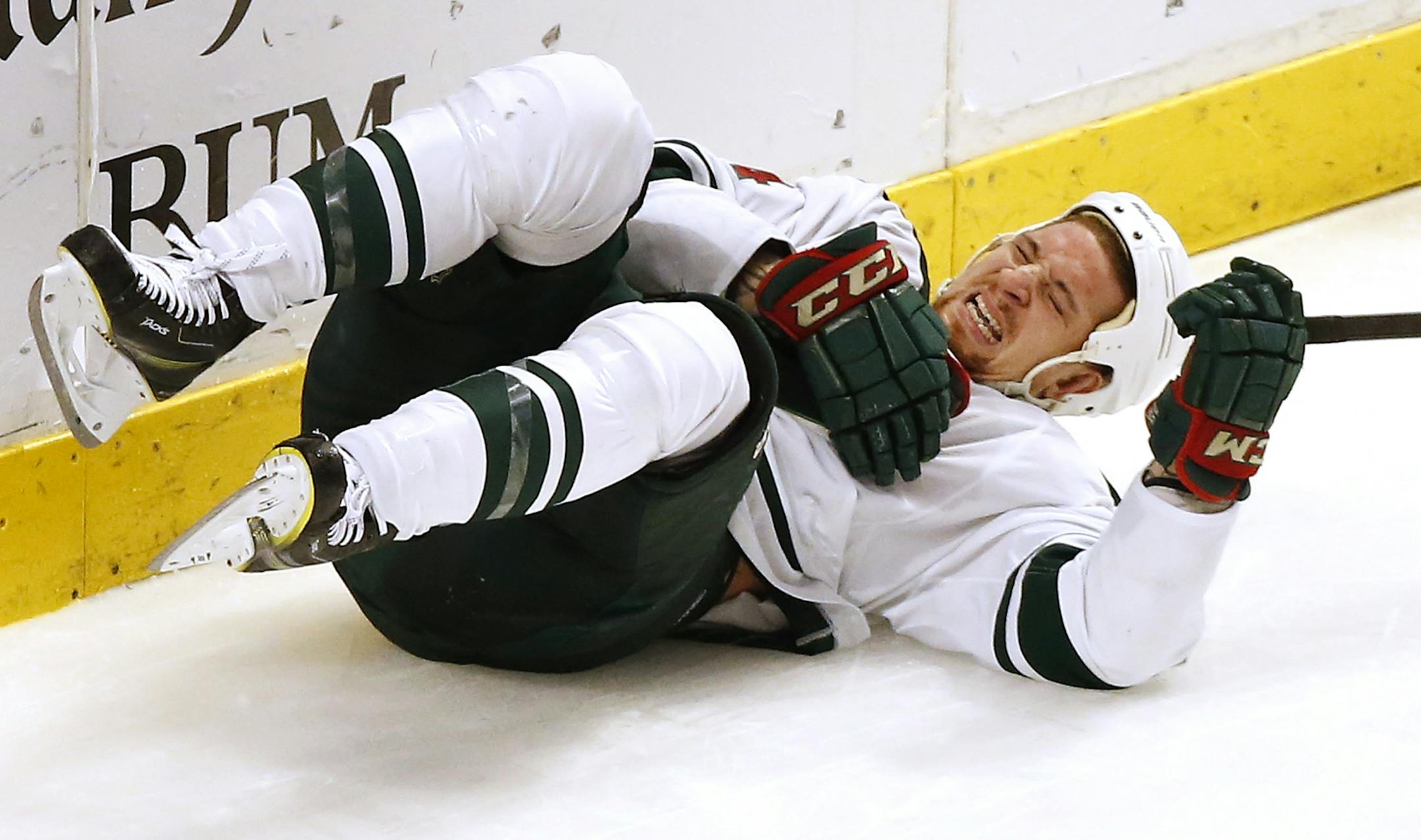 Chris Stewart (44) left the game in the second period after crashing into the boards with Johnny Oduya (27).