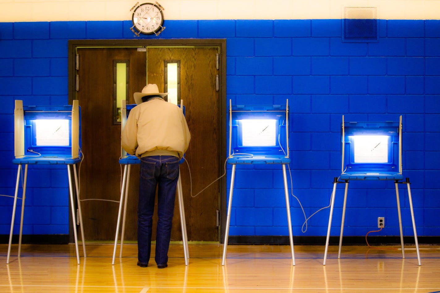 A steady stream of voters filed into the Folwell Community Center Tuesday, most seemed to be adjusting to the ranked choice voting with 35 mayoral candidates on the ballot. ] Minneapolis, MN 11/05/2013 ORG XMIT: MIN1311051045227728