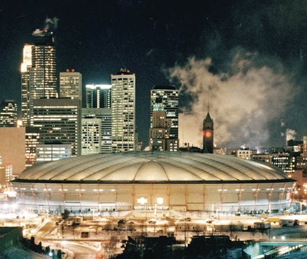 Dome is aglow with special Super Bowl lighting. January 17,1992, photo by Star Tribune staff photographer Richard Sennott.