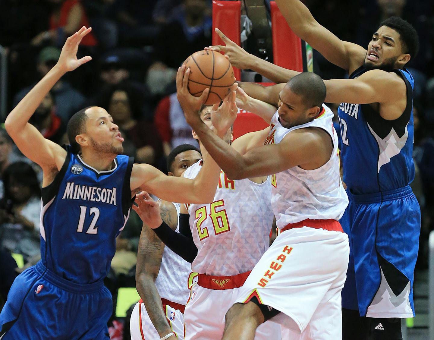 The Hawks&#x2019; Al Horford outrebounded Wolves rookie Karl-Anthony Towns, whom he mentored during their time together on the Dominican Republic national team in 2011.