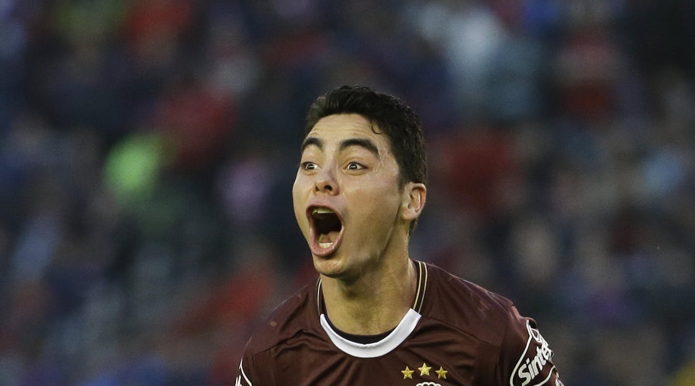 Lanus' Miguel Almiron celebrates scoring against San Lorenzo during the final match of the local soccer tournament in Buenos Aires, Argentina, Sunday, May 29, 2016.(AP Photo/Natacha Pisarenko) ORG XMIT: XNP120