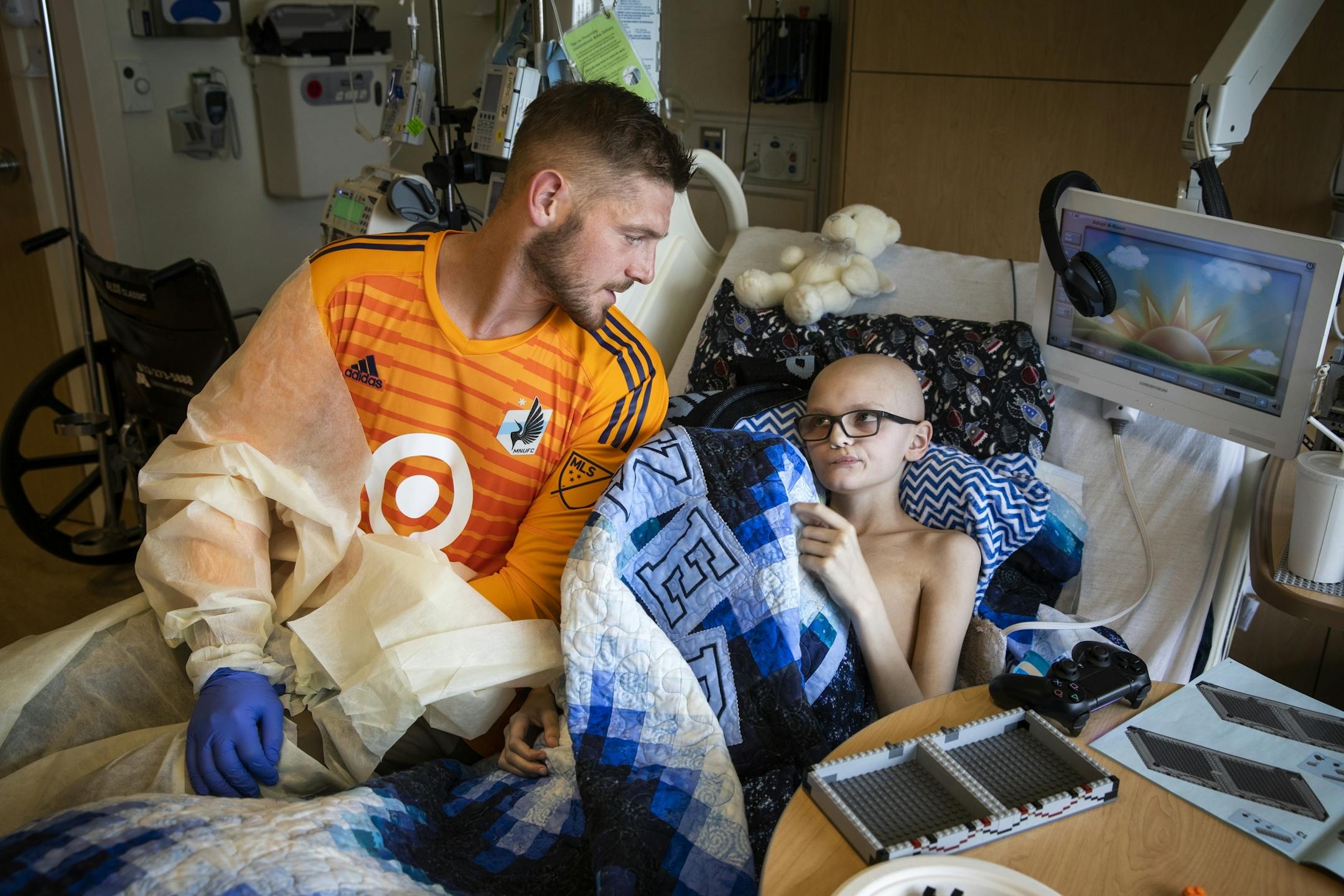 Parker Ehrreich, 12, a Hodgkin's lymphoma patient, gets a visit from Minnesota United goalkeeper Matt Lampson.