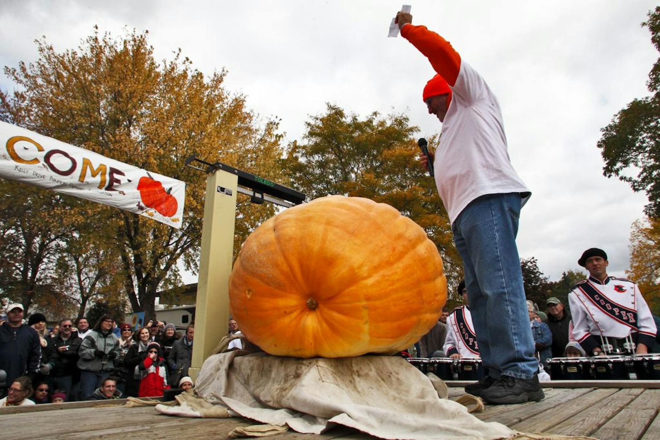 Neighbors along Kelly Drive in Golden Valley held their annual big pumpkin weigh-in this past weekend with eight contestants entering pumpkins weighing in over 200 pounds. The Bob Brunner family won the event with a pumpkin called "Wanna Be" that weighed 433 pounds. Master of ceremonies Howard Schwartz announced the winning pumpkin entry weight at 433 pounds. (MARLIN LEVISON/STARTRIBUNE(mlevison@startribune.com