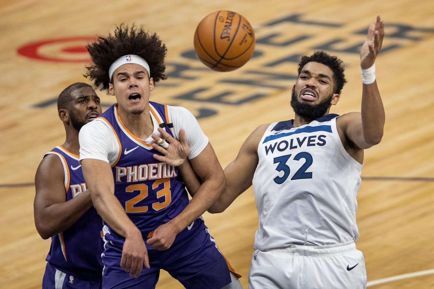 Cameron Johnson (23) of the Phoenix Suns and Minnesota Timberwolves Karl-Anthony Towns (32) fought for the ball in the second quarter.