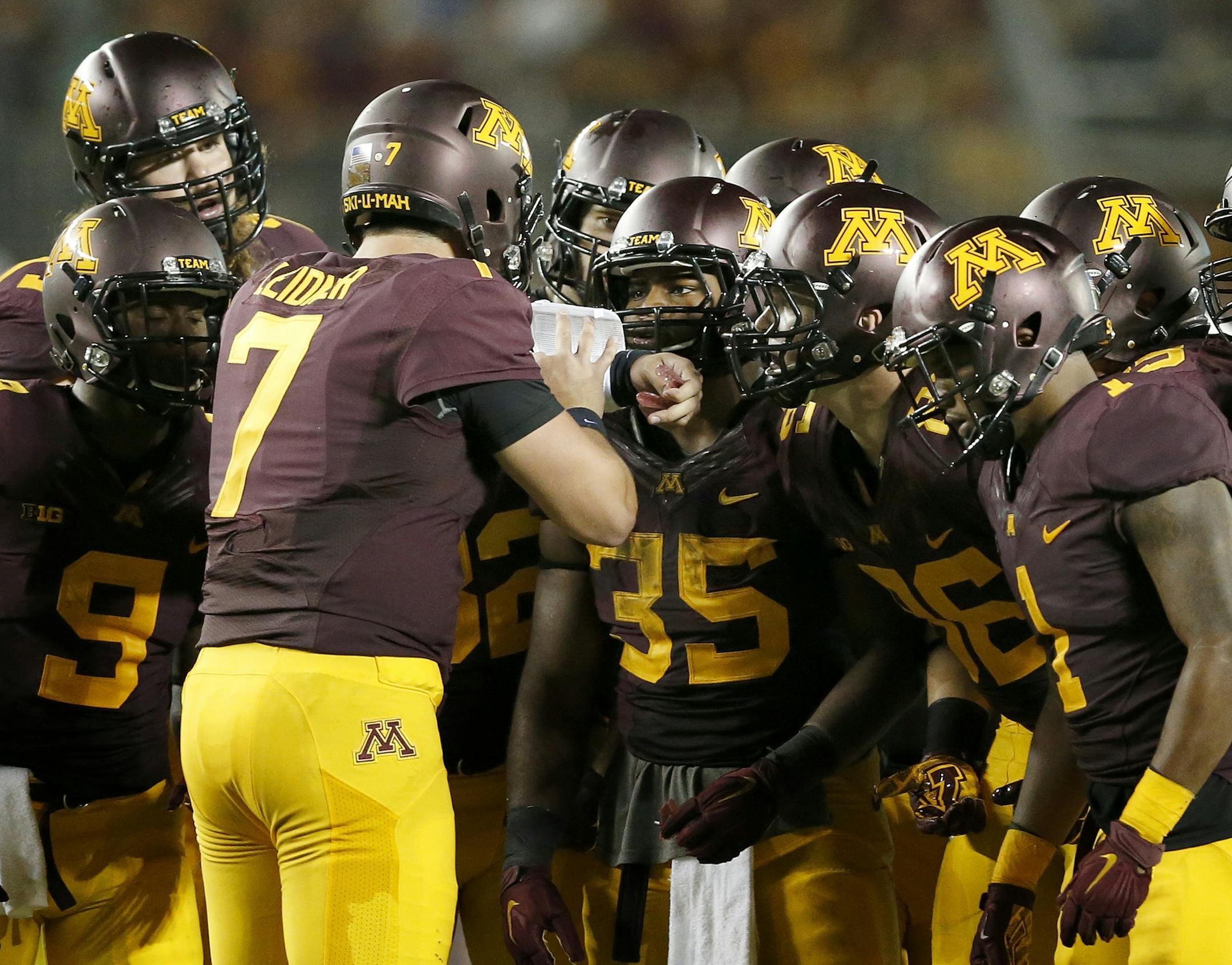 Minnesota Gophers huddled up around quarterback Mitch Leidner (7). ] CARLOS GONZALEZ cgonzalez@startribune.com - September 3, 2015, Minneapolis, MN, TCF Bank Stadium, NCAA Football, Big 10, University of Minnesota Golden Gophers vs. Texas Christian University TCU Horned Frogs