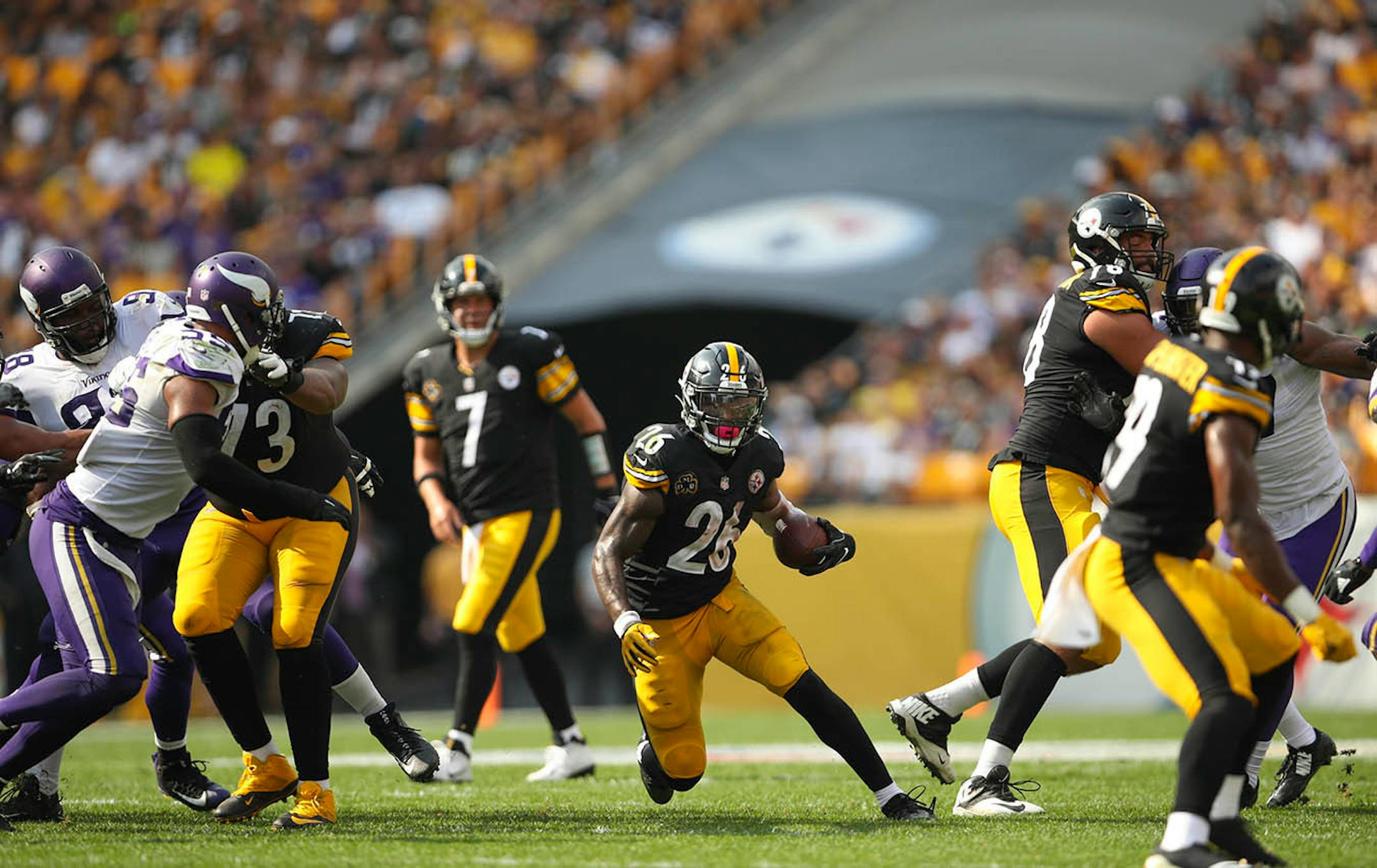 Pittsburgh Steelers running back Le'Veon Bell (26) found a big hole in the line while picking up five yards on a fourth quarter play.