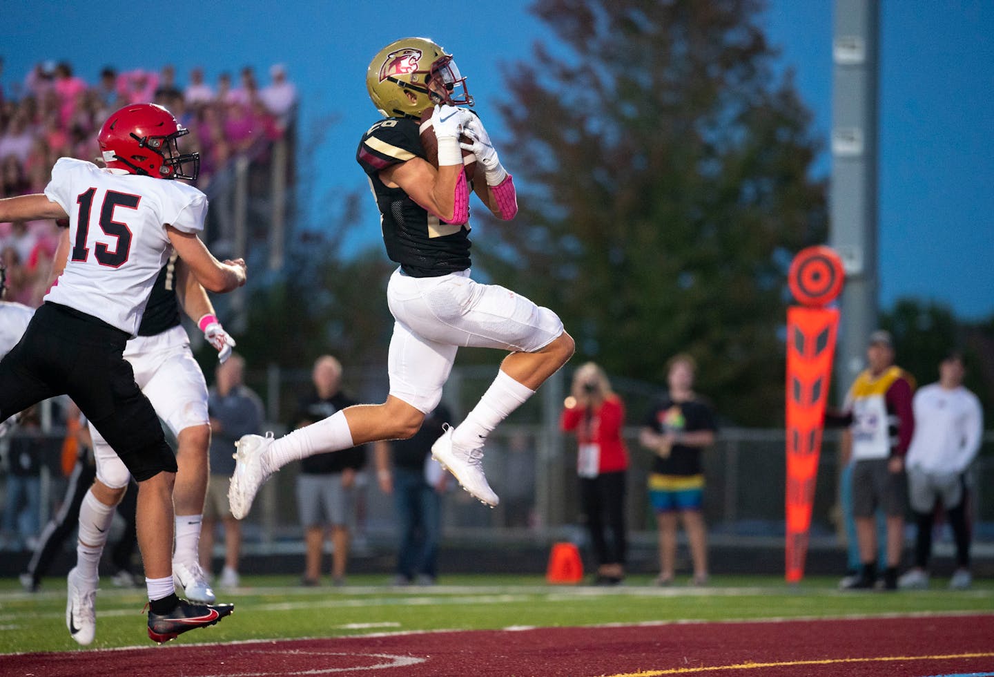 Lakeville South running back Carson Hansen (28) caught a touchdown in the first half. ]