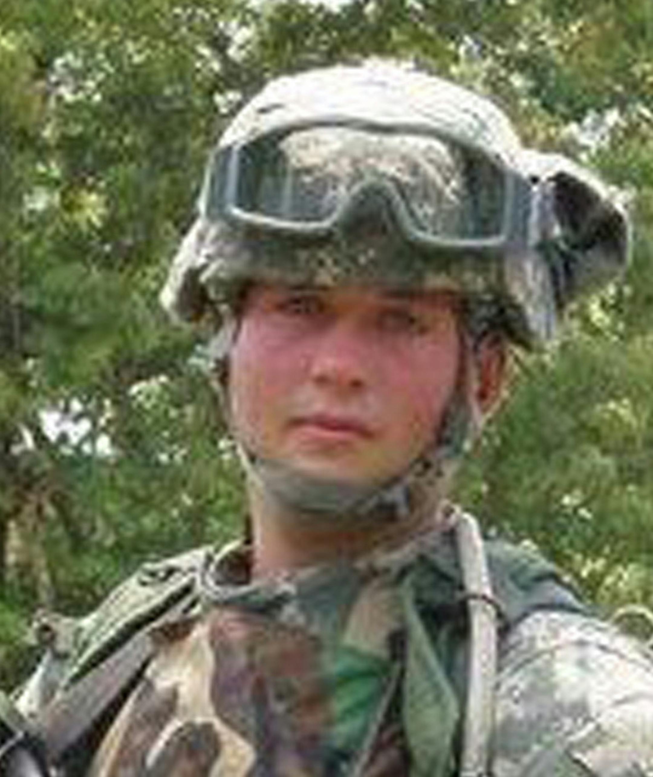 Army veterans Ben Lewis and Jake Edgren (pictured in uniform) served in Afghanistan together and the friends are now working in the Bakken oil fields together. The pair first found work dismantling and moving drilling rigs, then moved on to refueling trucks, drills, pumps and other equipment used for the hydraulic fracturing process. ] (JIM GEHRZ/STAR TRIBUNE) / November 6, 2013, Williston, ND ‚Äì BACKGROUND INFORMATION- PHOTOS FOR USE IN THIRD PART OF NORTH DAKOTA OIL BOOM PROJ