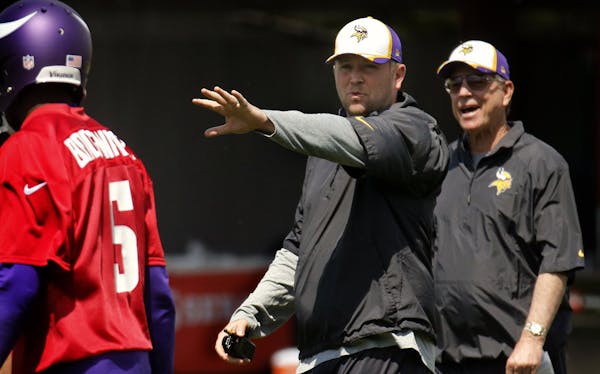Vikings quarterbacks coach Scott Turner, center, is a conduit between his father, Norv, and quarterback Teddy Bridgewater.
