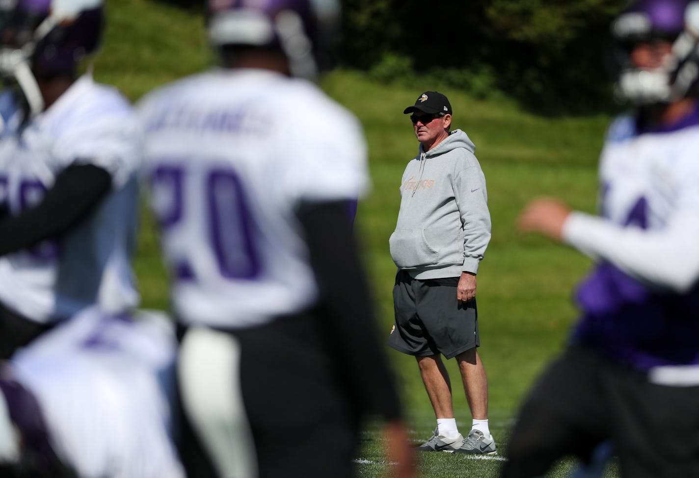 Minnesota Vikings head coach Mike Zimmer watched as players practiced together. ] ANTHONY SOUFFLE &#xef; anthony.souffle@startribune.com Players worked out during a Minnesota Vikings team practice Tuesday, Sept. 5, 2017 at their Winter Park facility in Eden Prairie, Minn.