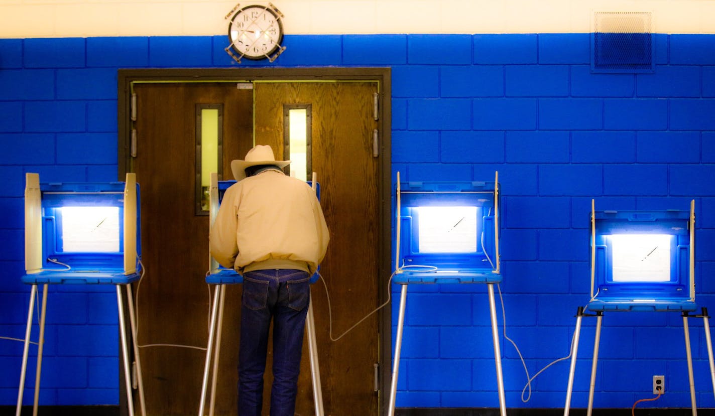 A steady stream of voters filed into the Folwell Community Center Tuesday, most seemed to be adjusting to the ranked choice voting with 35 mayoral candidates on the ballot. ] Minneapolis, MN 11/05/2013 ORG XMIT: MIN1311051045227728