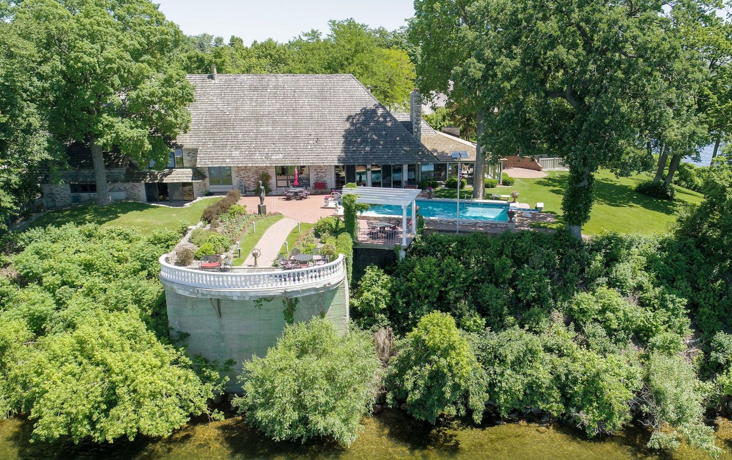 Homegazing - $11 million estate on Lake Minnetonka's Lookout Point.