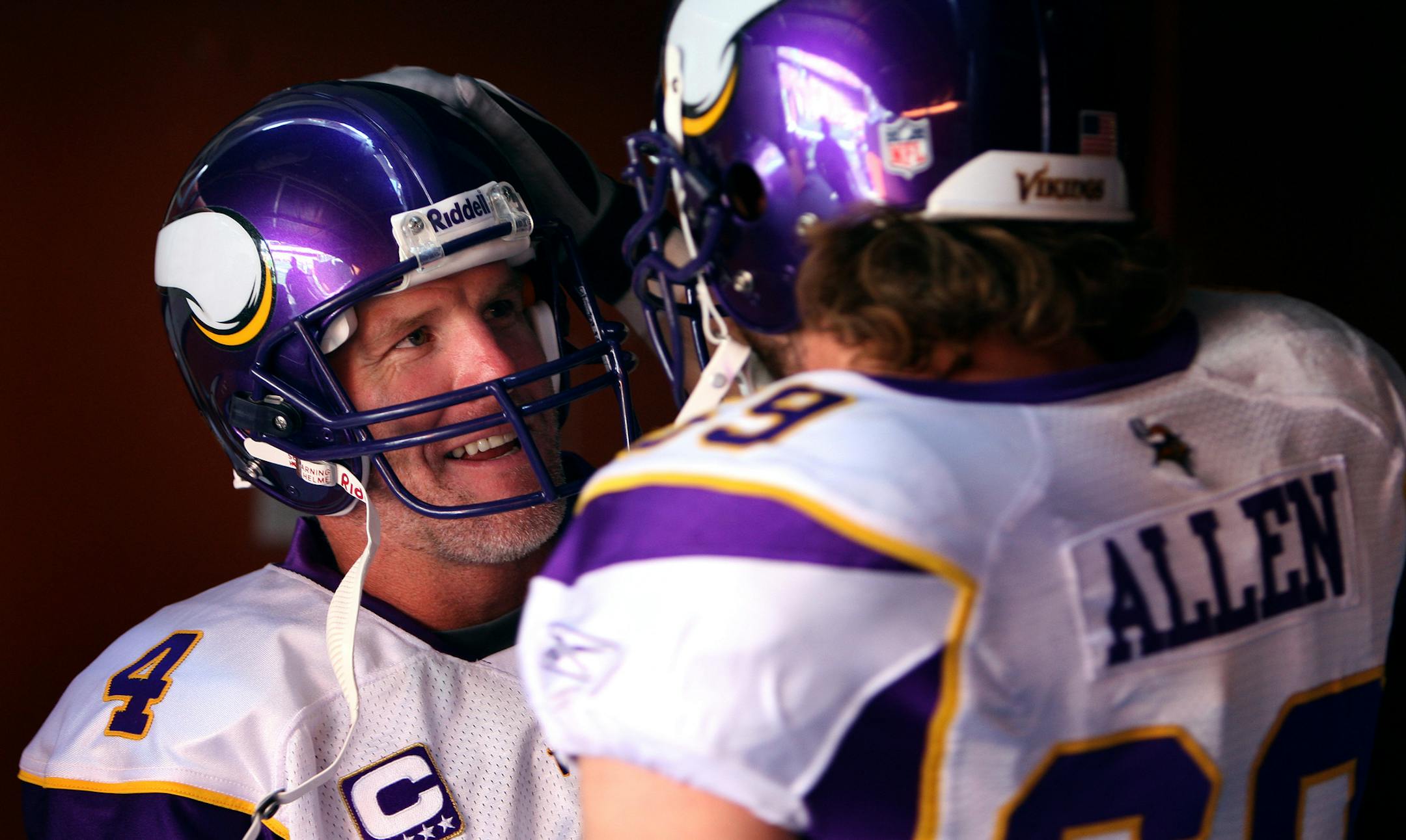 CARLOS GONZALEZ &#x2022; cgonzalez@startribune.com September 13, 2009 &#x2013; Cleveland, OH &#x2013; Cleveland Browns Stadium &#x2013; NFL &#x2013; Minnesota Vikings vs. Cleveland Browns ] Minnesota Vikings Brett Favre (4) spoke with Jared Allen (69) before taking the field prior to the start of Sunday&#x2019;s game. Minnesota beat Cleveland by a final score of 34-20. ORG XMIT: MIN2013102418063385