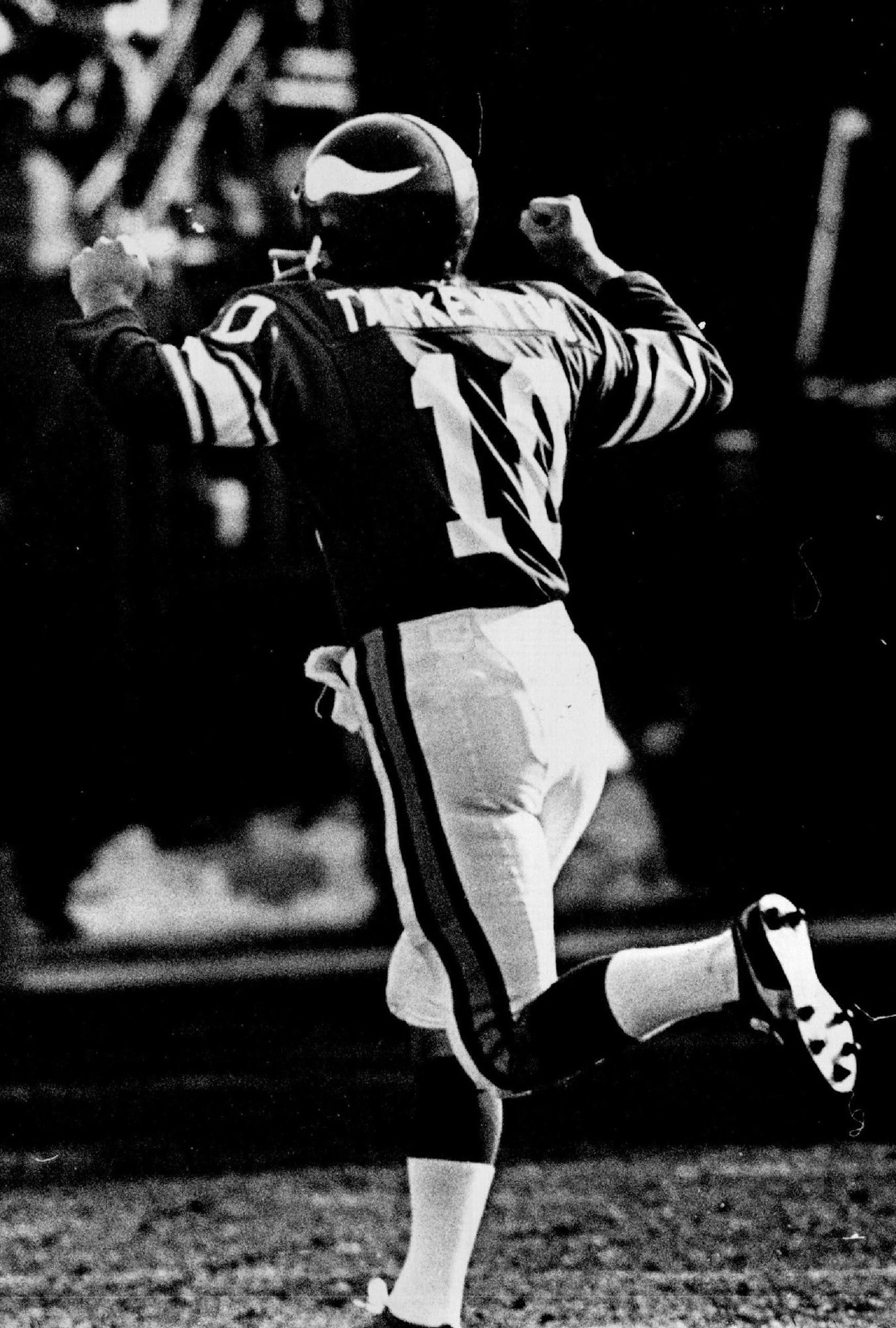 Fran Tarkenton completed the first of three touchdown passes during the Vikings' division championship win over the Washington Redskins.