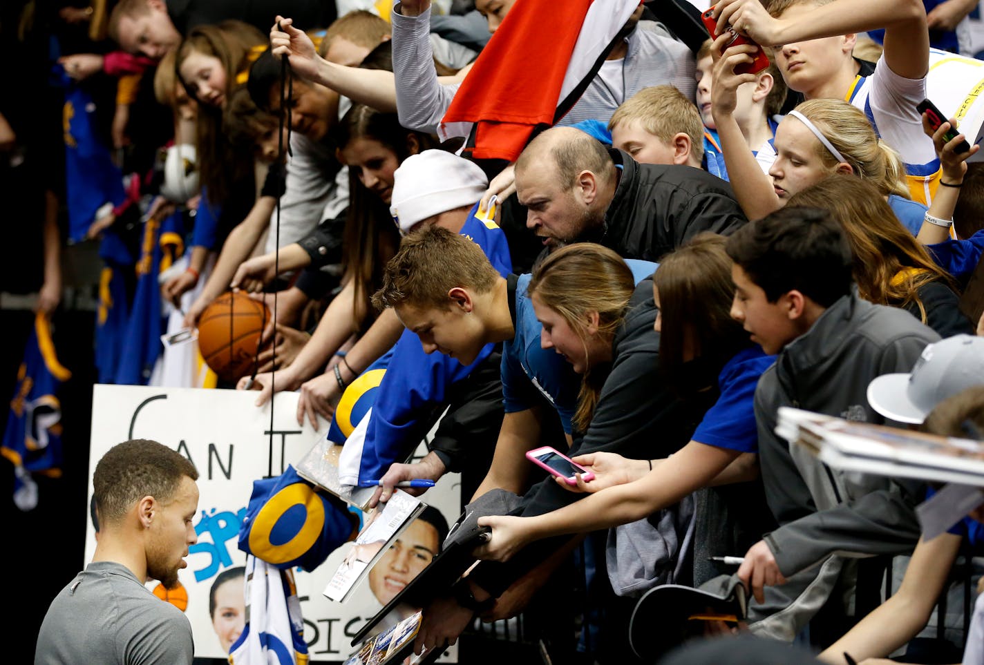 Golden State Warriors Steph Curry signed autographs after his pregame warm up before Monday night's game at Target Center. ] CARLOS GONZALEZ cgonzalez@startribune.com - March 21, 2016, Minneapolis, MN, Target Center, NBA, Basketball, Minnesota Timberwolves vs. Golden State Warriors