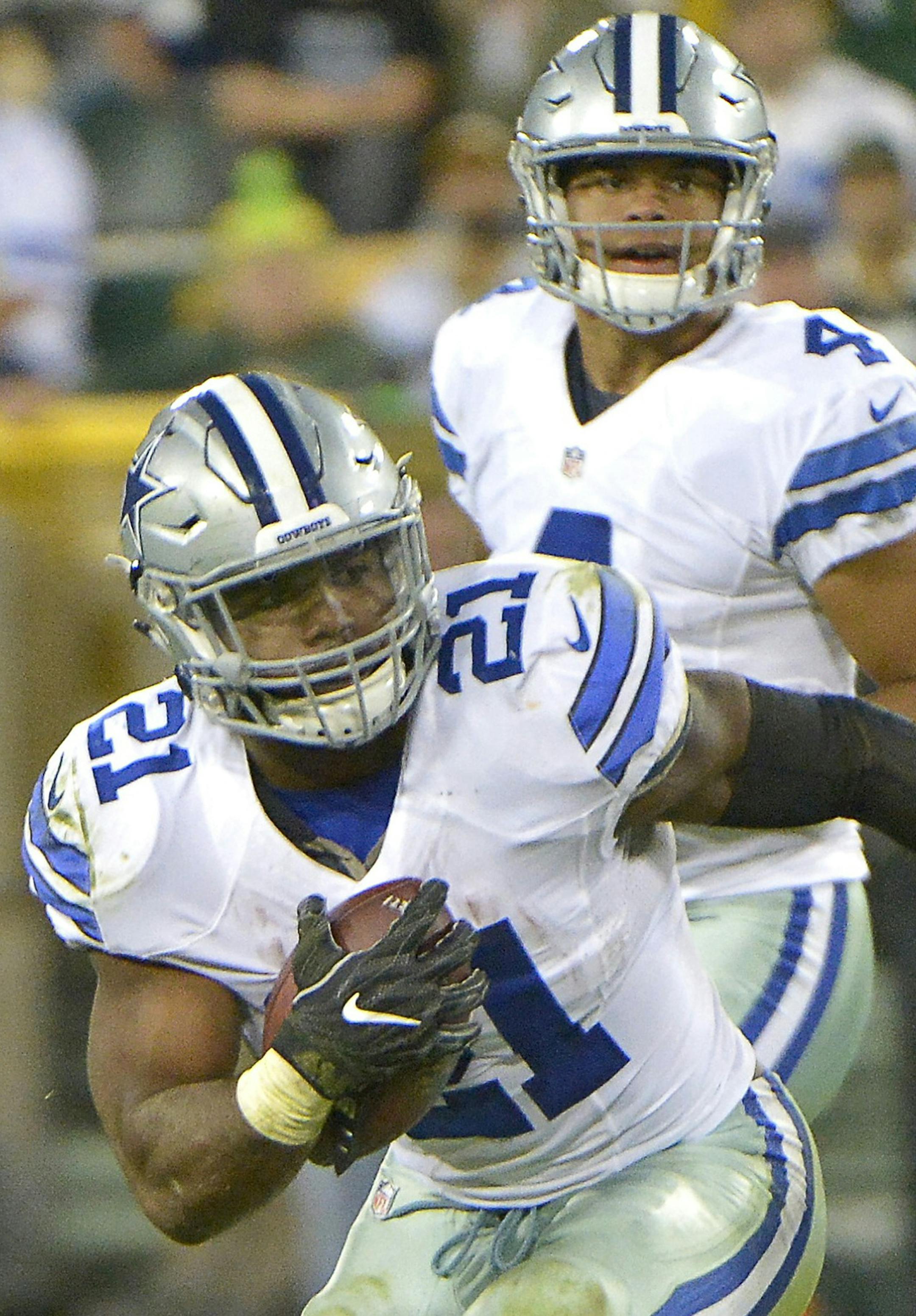 Dallas Cowboys running back Ezekiel Elliott (21) and quarterback Dak Prescott (4) run out the clock during the fourth quarter against the Green Bay Packers on Sunday, Oct. 16, 2016 at Lambeau Field in Green Bay, Wis. (Max Faulkner/Fort Worth Star-Telegram/TNS)