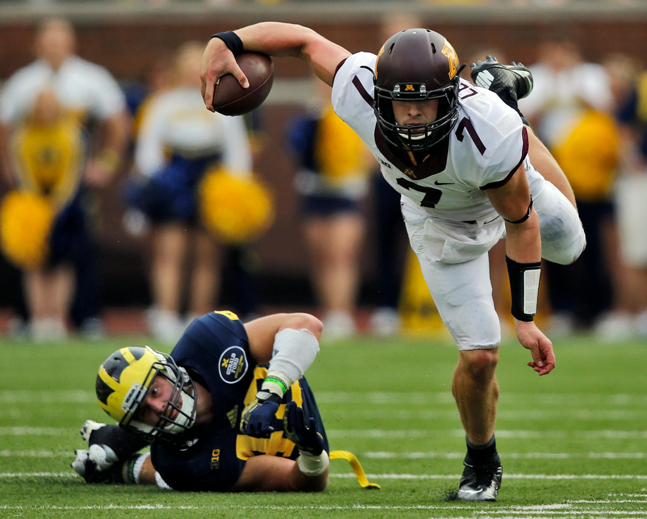 Minnesota Gophers vs. Michigan football. Gophers quarterback Mitch Leidner outran a Michigan tackler in first half action. (MARLIN LEVISON/STARTRIBUNE(mlevison@startribune.com)
