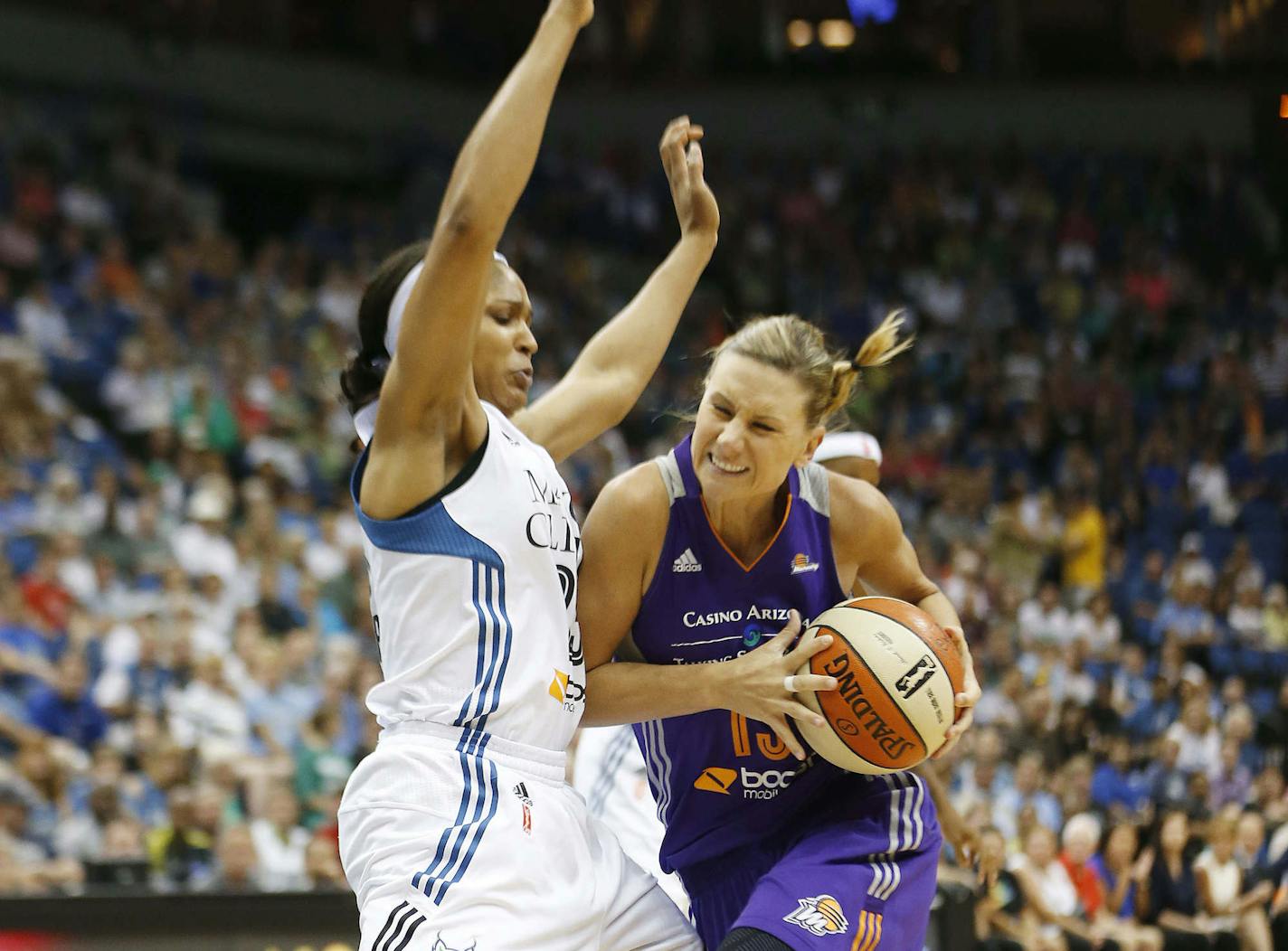 Phoenix&#x2019;s Penny Taylor collided with Lynx forward Maya Moore on Thursday. The Lynx won, ending the Mercury&#x2019;s 16-game winning streak.