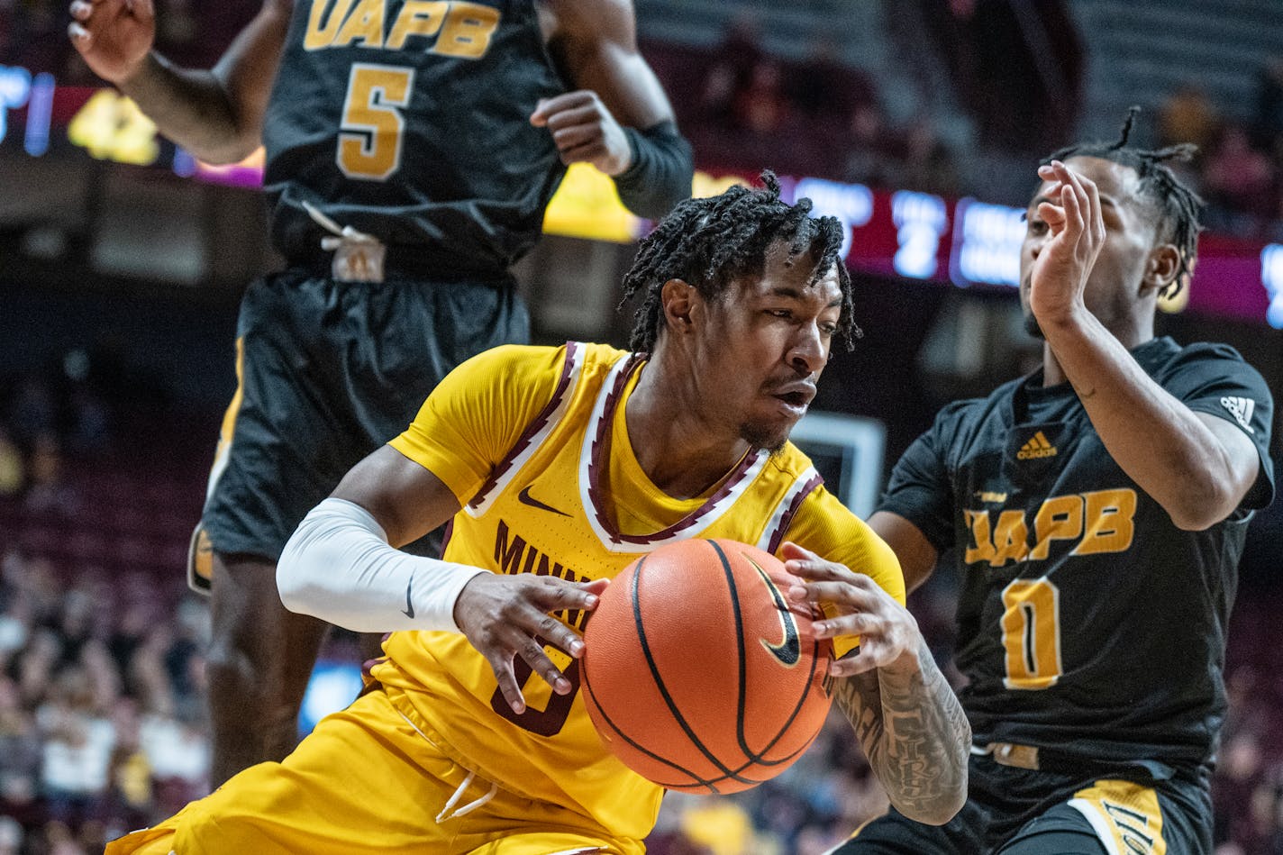 Minnesota Gophers guard Elijah Hawkins (0) drives to the basket on Arkansas-Pine Bluff Golden Lions guard Trejon Ware (0) in the first half at Williams ArenaTuesday November 21,2023 in, Minneapolis, Minn. ] JERRY HOLT • jerry.holt@startribune.com