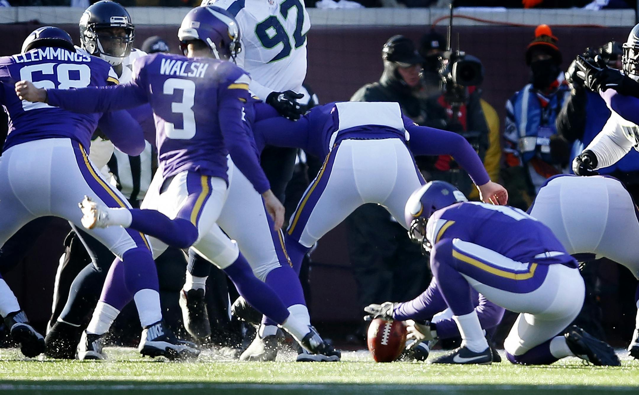 Vikings kicker Blair Walsh (3) missed a 27-yard field goal attempt late in the fourth quarter. Punter Jeff Locke held the ball with the laces facing the kicker.