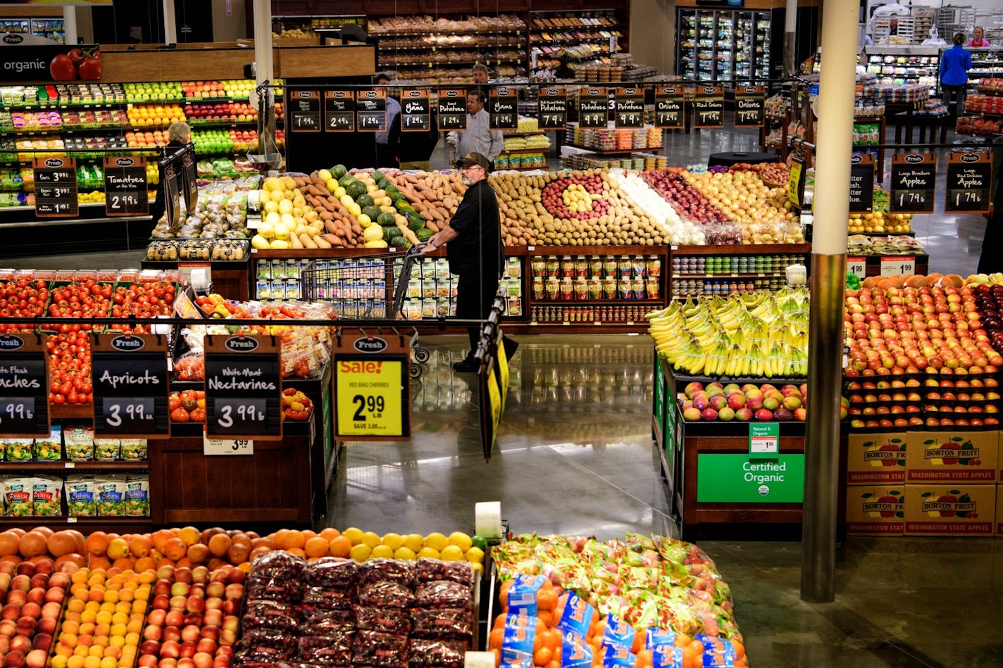 Workers looked over the new Oakdale Cub Foods minutes before opening for a VIP open house.