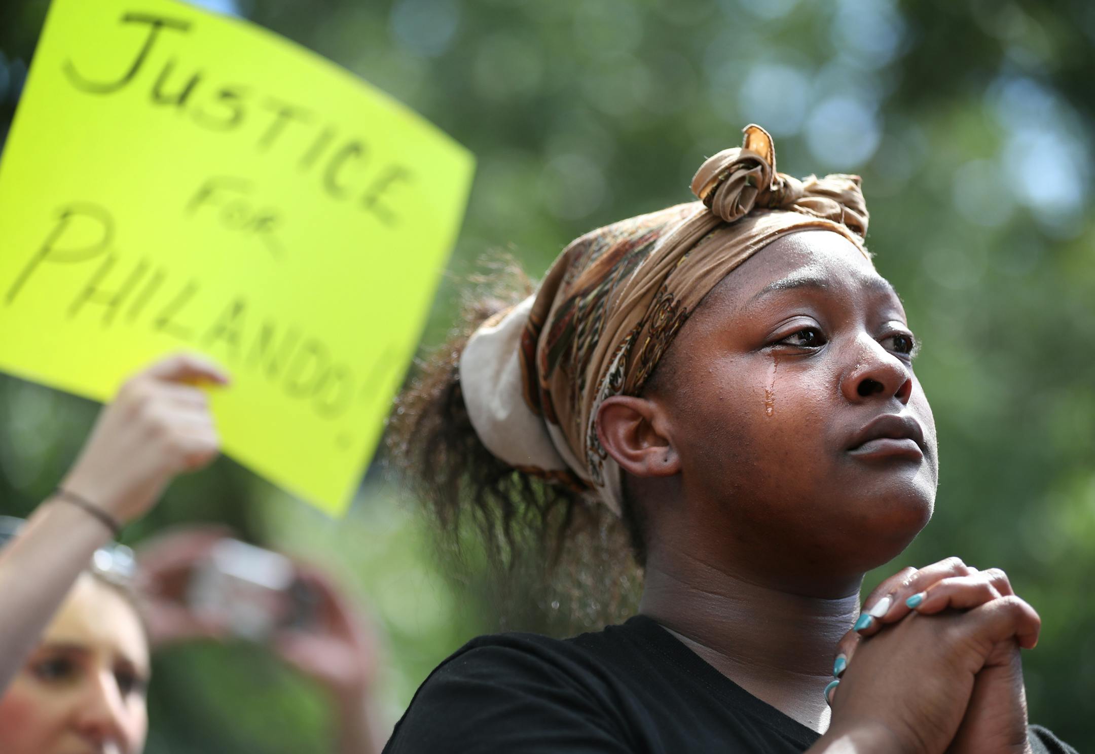 Shonte Curtis of St. Paul cries as a moment of prayer is observed outside the governor's residence. ] (Leila Navidi/Star Tribune) leila.navidi@startribune.com BACKGROUND INFORMATION: Protesters at the governor's residence in St. Paul on Thursday, July 7, 2016, one day after Philando Castile of St. Paul died after being shot by police in Falcon Heights, the aftermath of which was recorded in a video widely shared on Facebook.